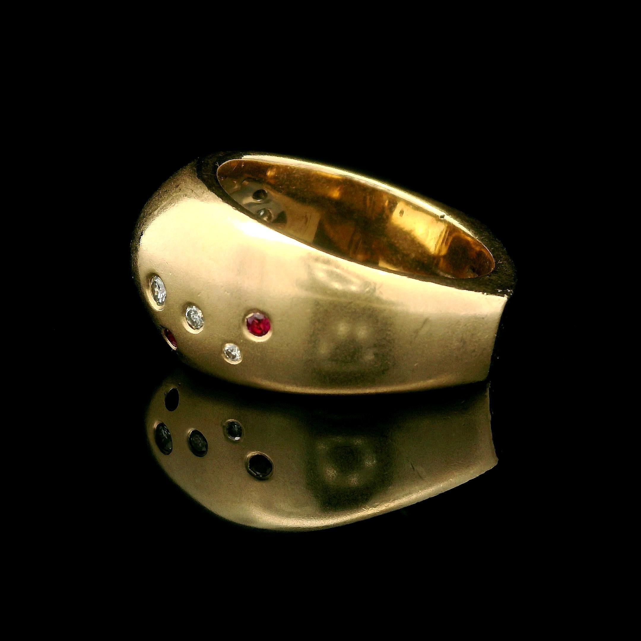 Anillo pesado Gauthier de oro amarillo de 14k con diamante bruñido, rubí y zafiro con cúpula Corte brillante en venta