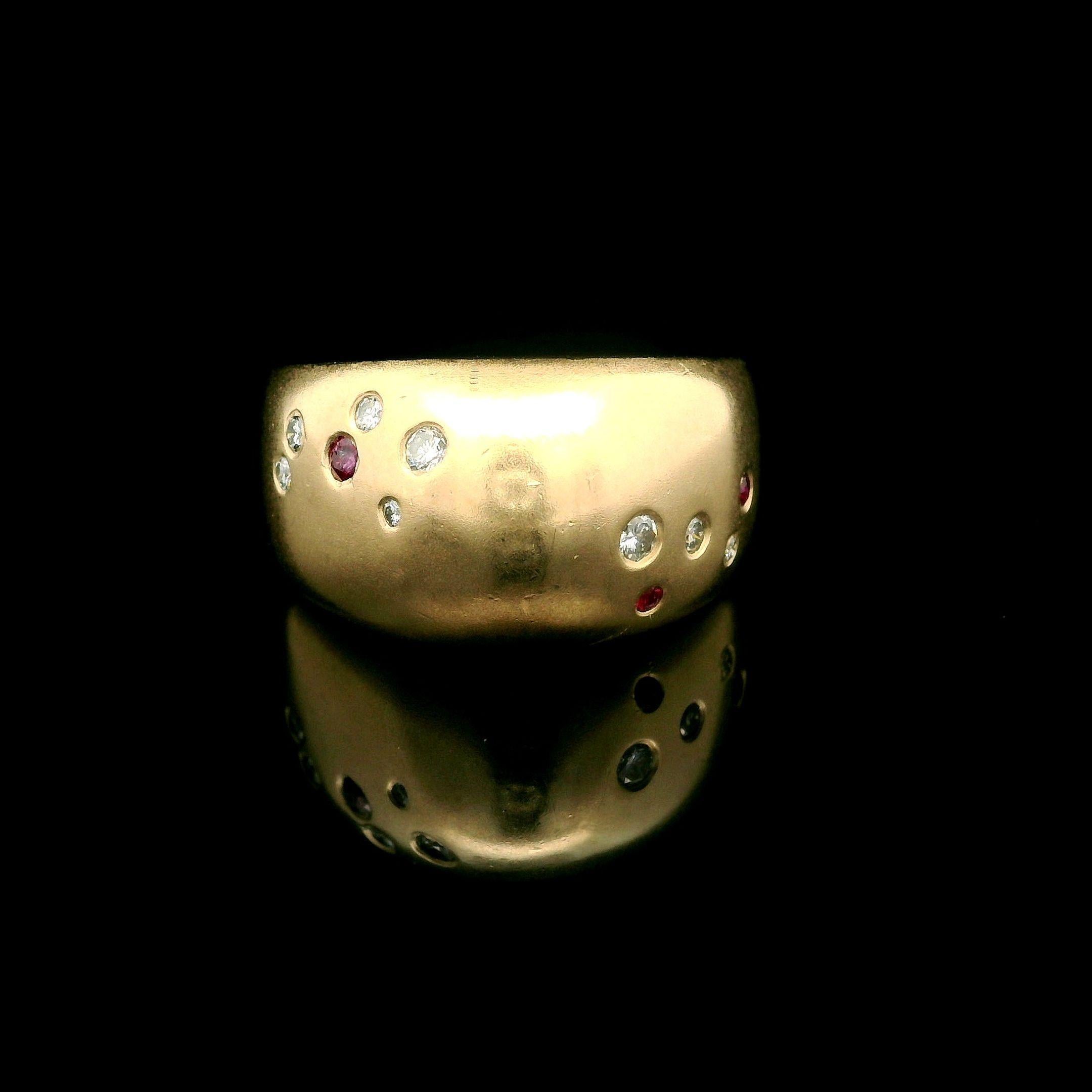 Anillo pesado Gauthier de oro amarillo de 14k con diamante bruñido, rubí y zafiro con cúpula en Bueno estado para la venta en Montclair, NJ