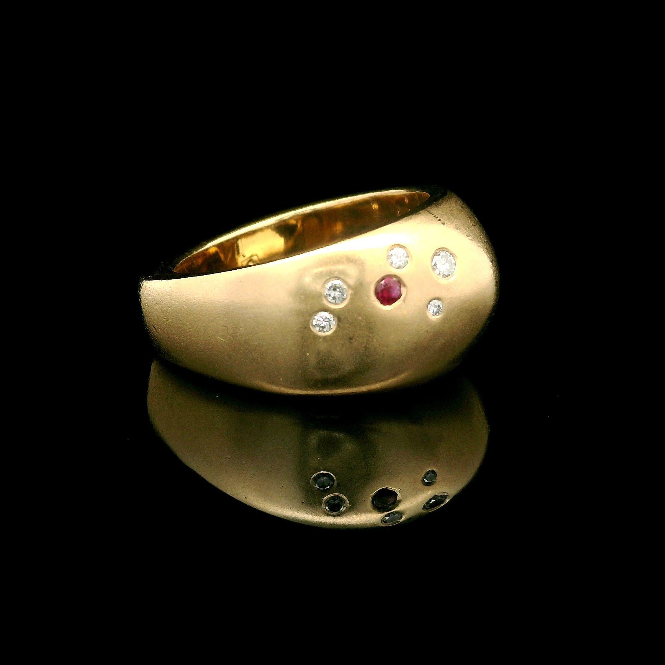 De las mujeres Anillo pesado Gauthier de oro amarillo de 14k con diamante bruñido, rubí y zafiro con cúpula en venta