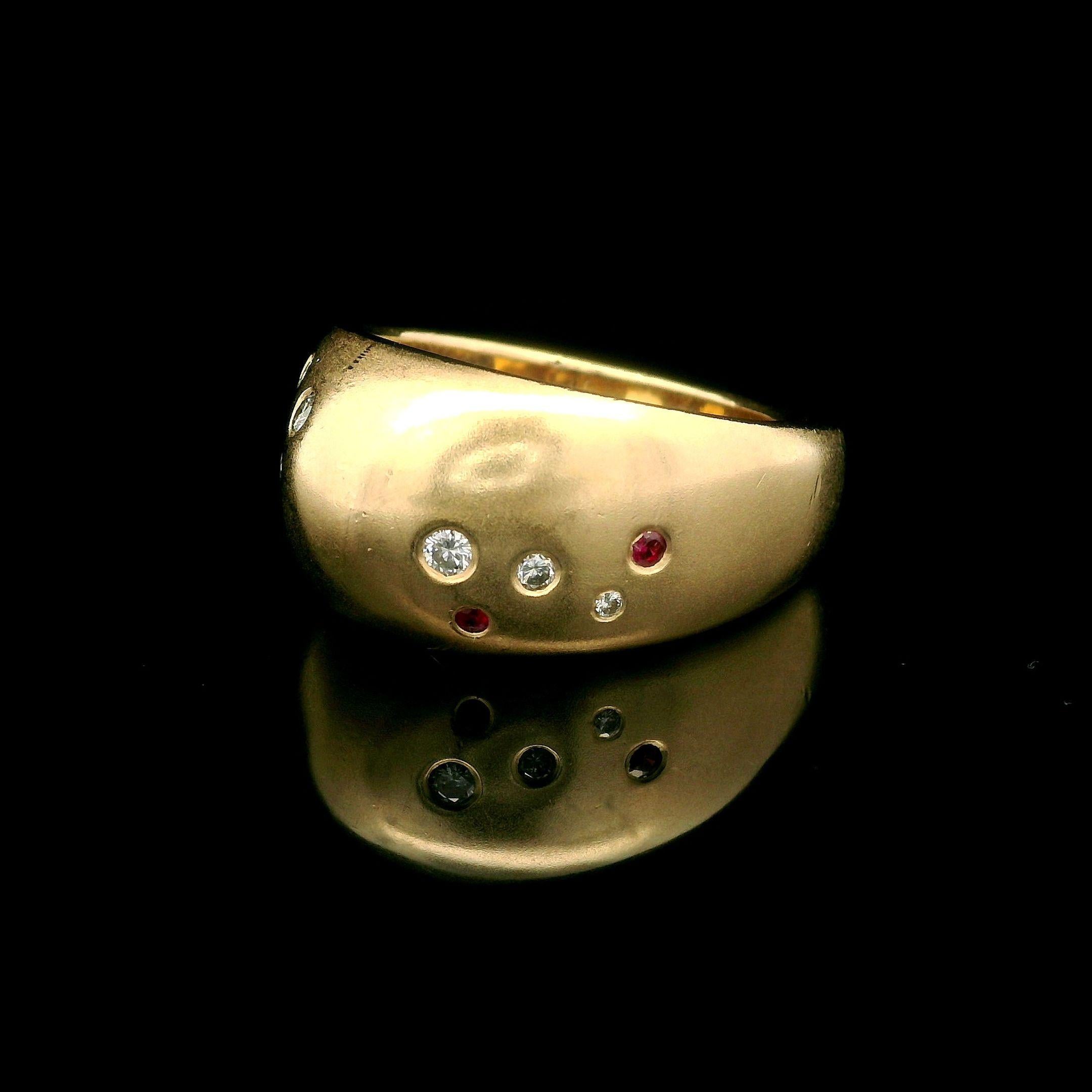 Anillo pesado Gauthier de oro amarillo de 14k con diamante bruñido, rubí y zafiro con cúpula en venta 1