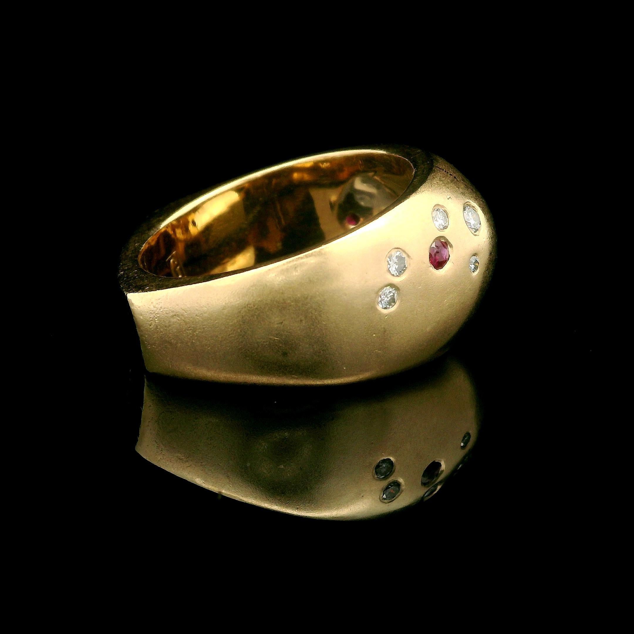 Anillo pesado Gauthier de oro amarillo de 14k con diamante bruñido, rubí y zafiro con cúpula en venta 2