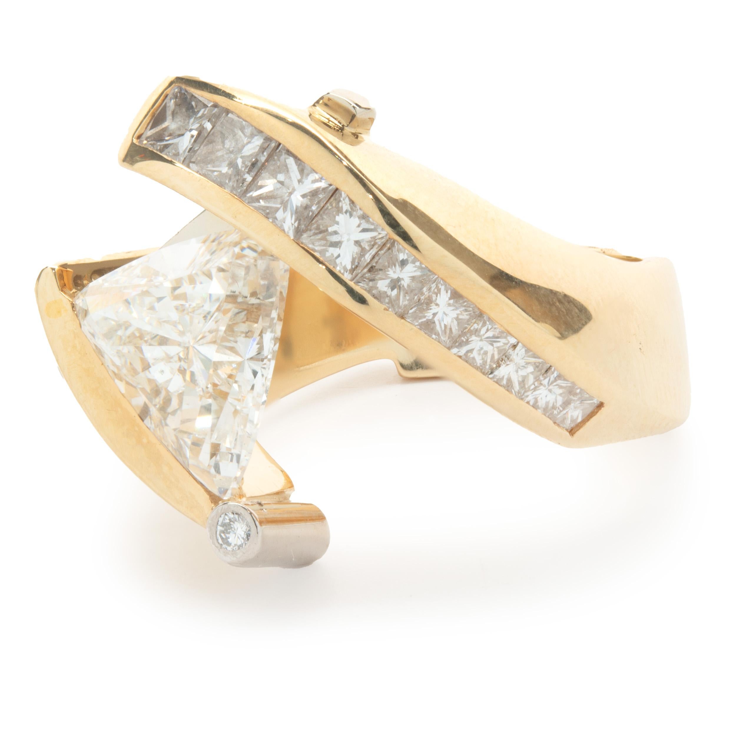 Designer: Gauthier
MATERIAL: 18K Gelbgold
Diamant: 1 Billion Schliff = 2,56ct
Farbe: H
Klarheit: SI1
Diamant: 10 Prinzessinnen-Schliff =1,04cttw
Farbe: F / G
Klarheit: VS1-2
Diamant: 1 runder Brillantschliff = 0,04ct
Farbe: F
Klarheit: