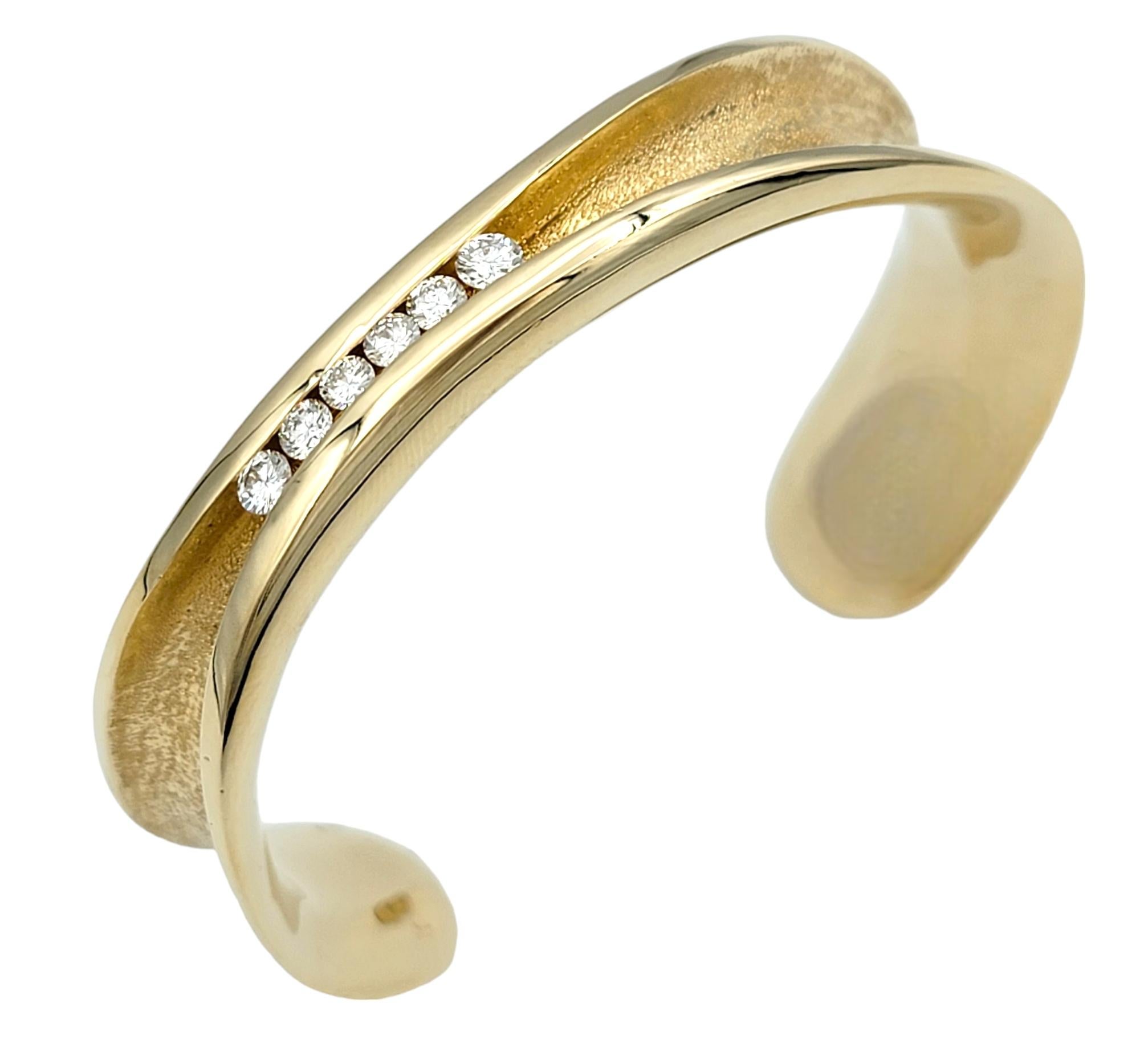 Questo splendido bracciale asimmetrico di Gauthier offre un look di lusso inconfondibile. Questo pezzo sorprendente presenta un'accattivante miscela di oro lucido a 14 carati e oro testurizzato all'interno, creando un contrasto armonioso che cattura