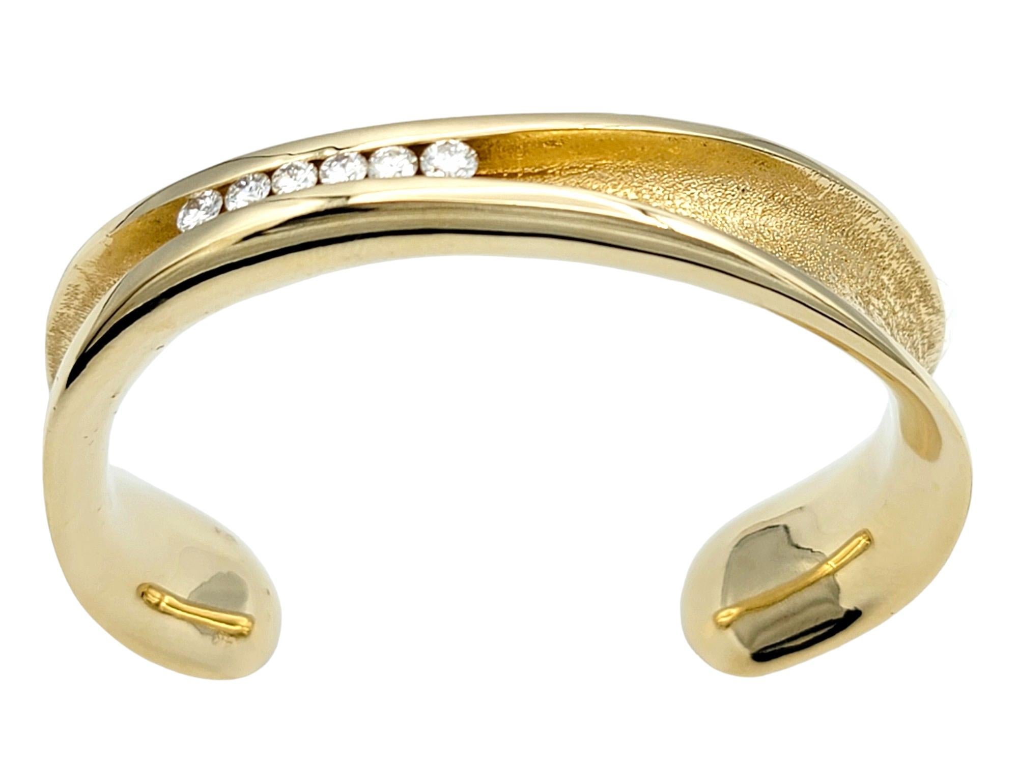 Contemporaneo Bracciale asimmetrico con diamanti in oro 14 carati testurizzato e lucidato di Gauthier in vendita