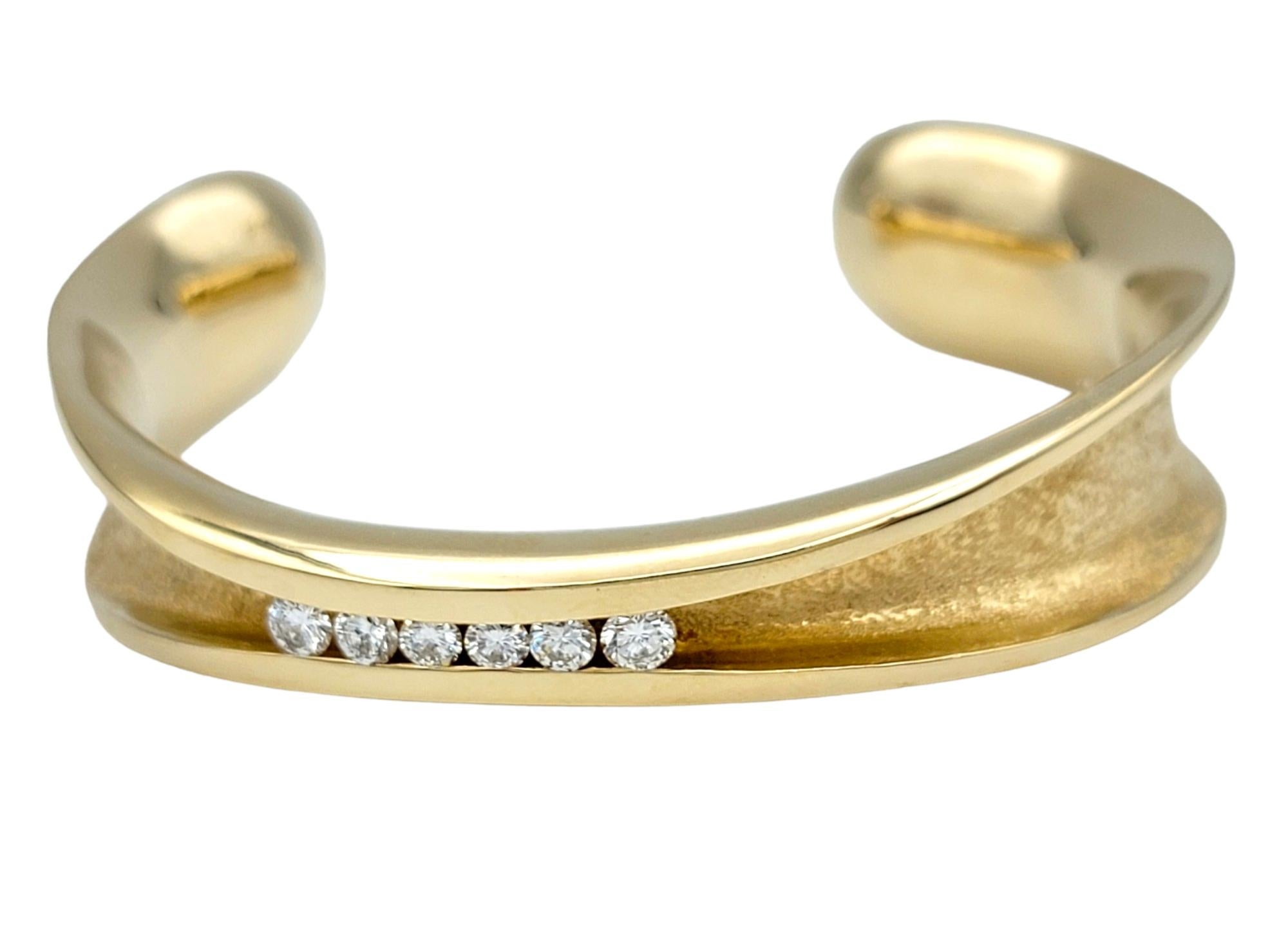 Taglio rotondo Bracciale asimmetrico con diamanti in oro 14 carati testurizzato e lucidato di Gauthier in vendita