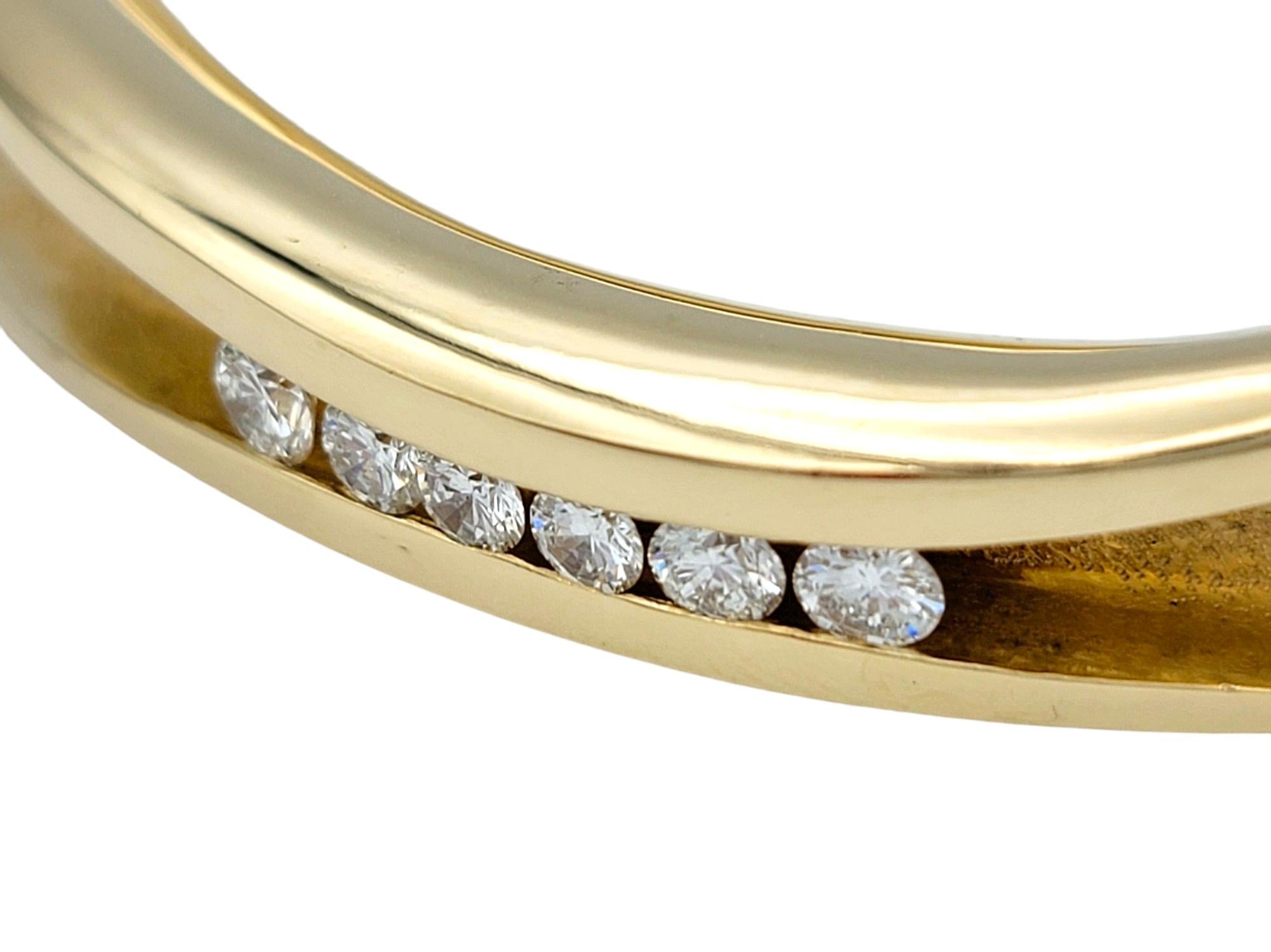 Bracciale asimmetrico con diamanti in oro 14 carati testurizzato e lucidato di Gauthier In condizioni buone in vendita a Scottsdale, AZ