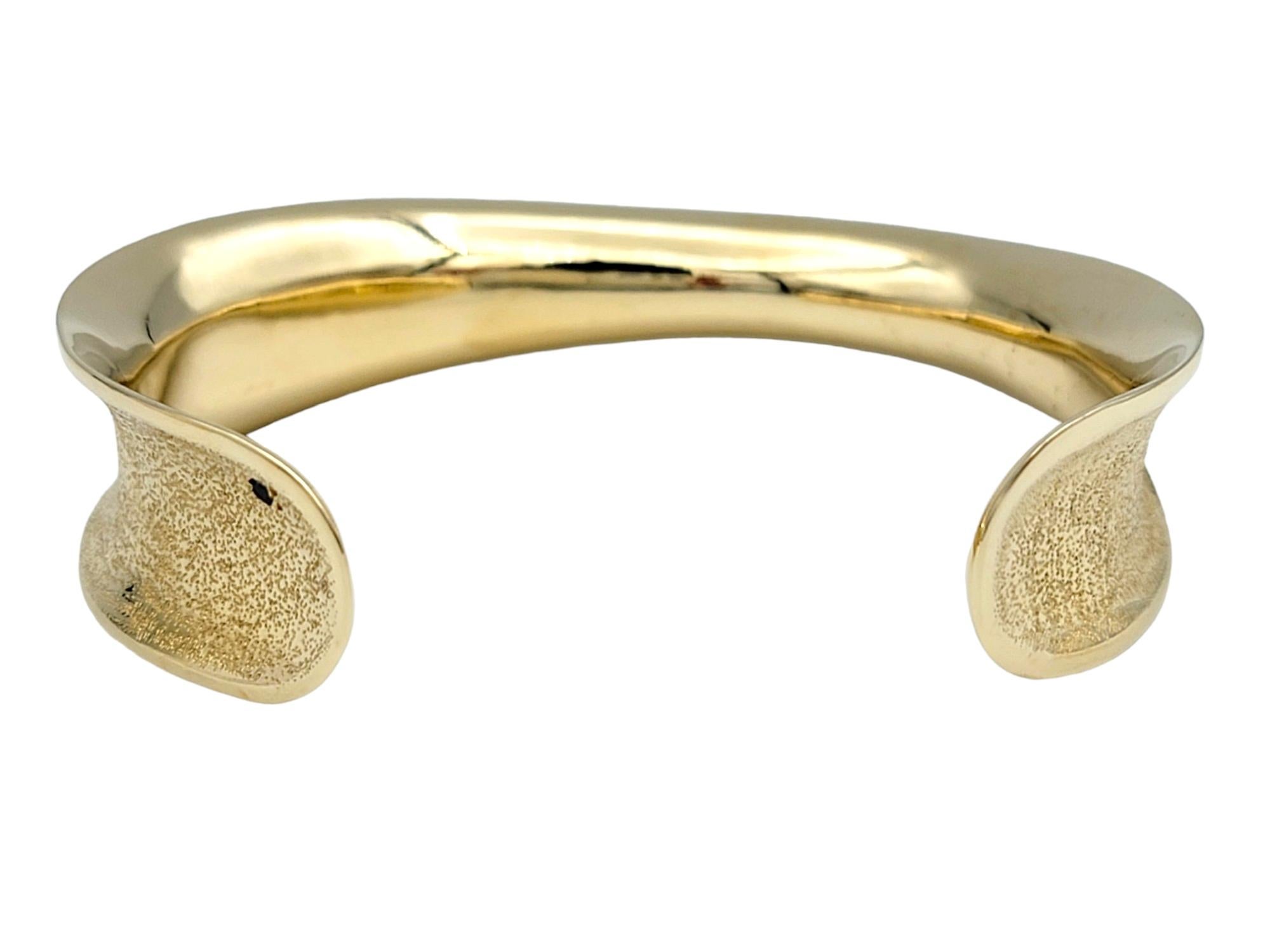 Donna Bracciale asimmetrico con diamanti in oro 14 carati testurizzato e lucidato di Gauthier in vendita