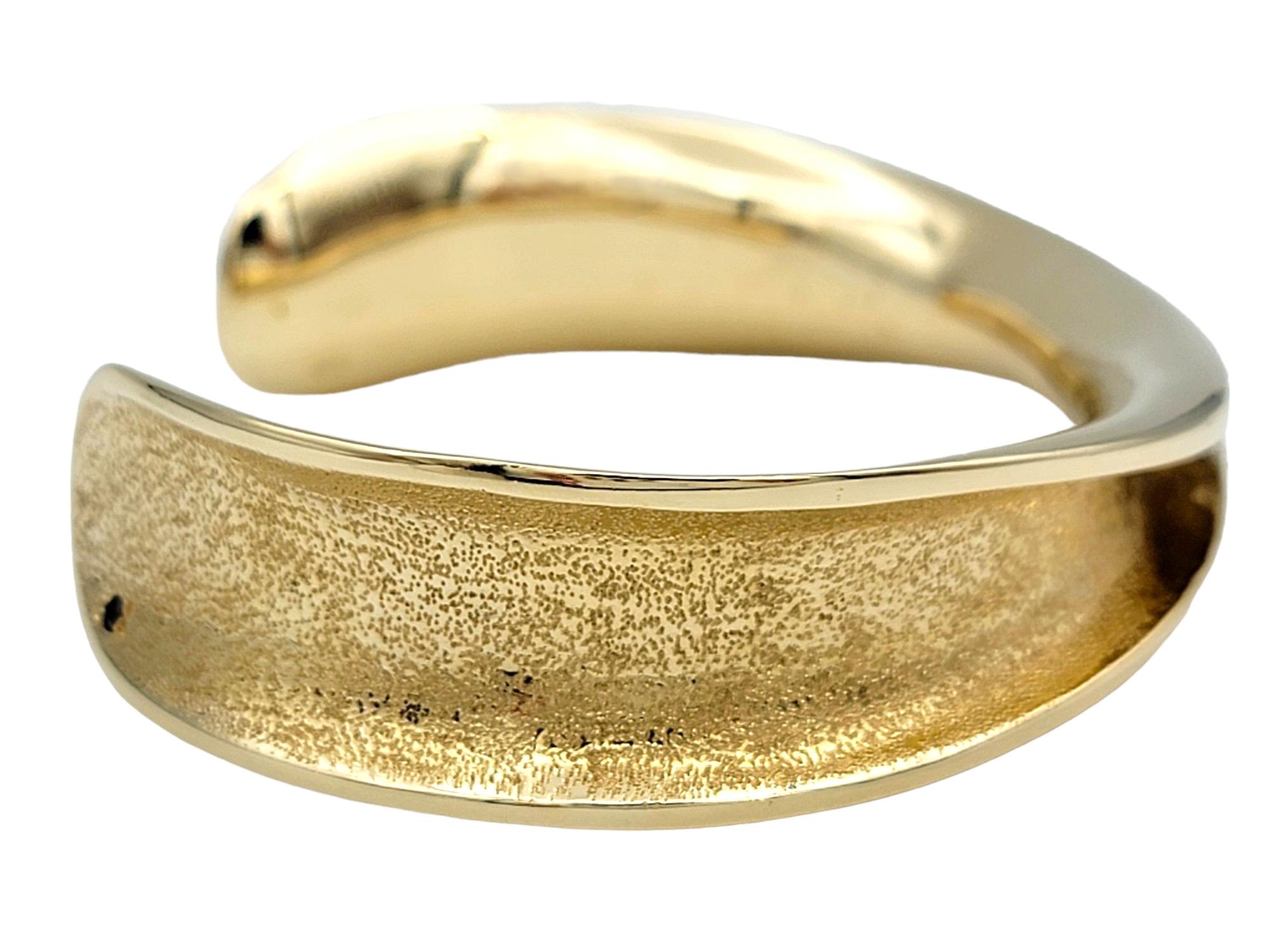 Bracciale asimmetrico con diamanti in oro 14 carati testurizzato e lucidato di Gauthier in vendita 1