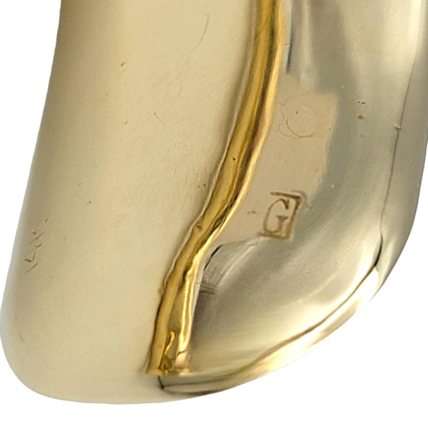 Bracciale asimmetrico con diamanti in oro 14 carati testurizzato e lucidato di Gauthier in vendita 2