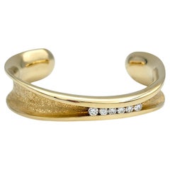 Gauthier Brazalete Asimétrico con Diamantes en Oro de 14 Kilates Texturado y Pulido