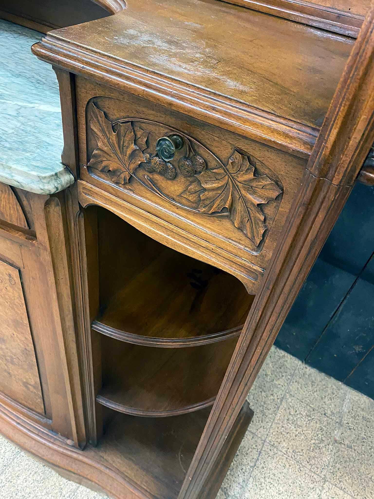  Gauthier-Poinsignon & Cie, Art Nouveau cabinet in Walnut and Elm burl veneer  In Good Condition For Sale In Mouscron, WHT