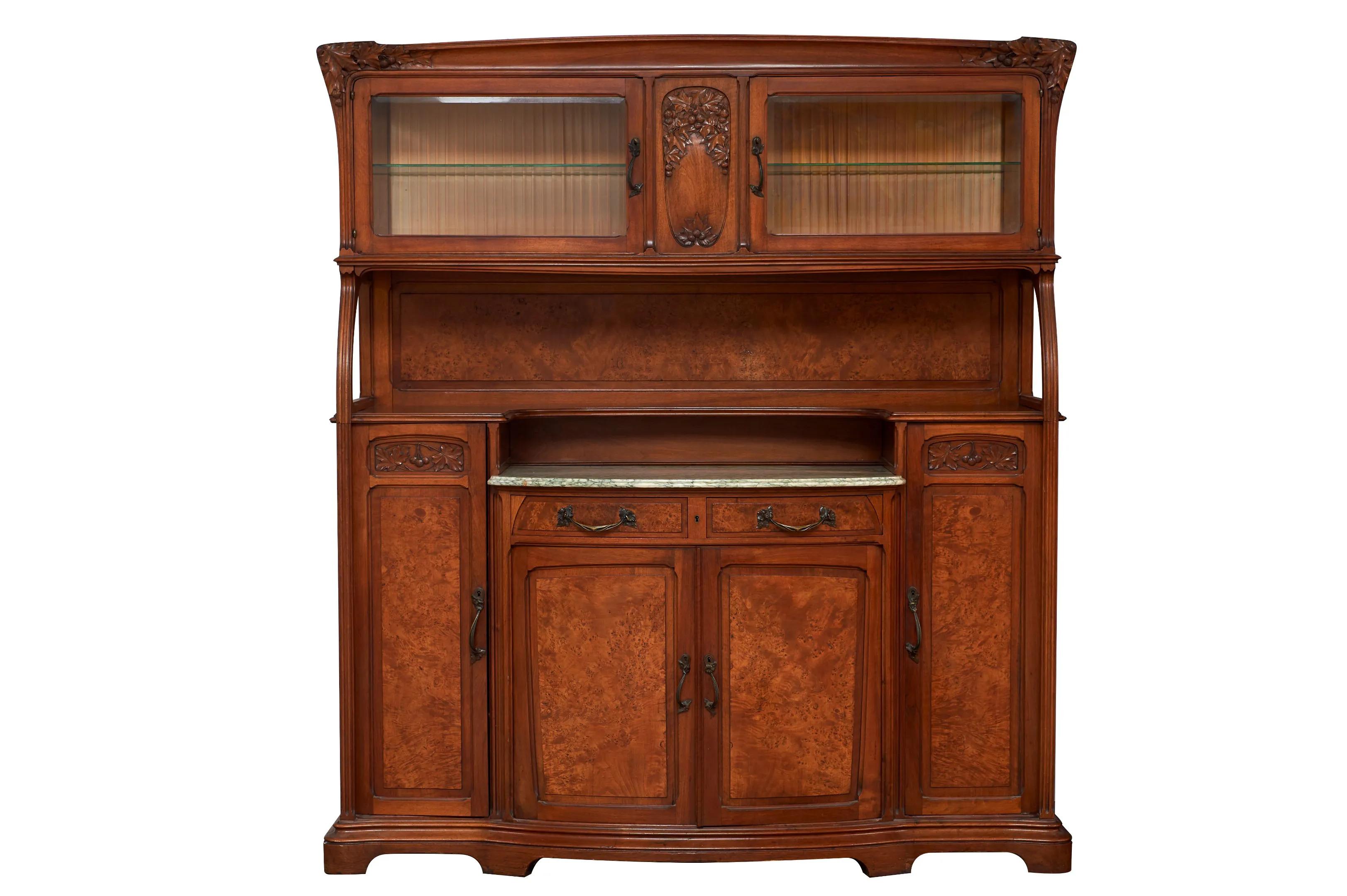 Attribué à GAUTHIER-POINSIGNON & Cie, Meuble de salle à manger en placage de noyer et loupe d'orme à décor de fruits et feuilles de platane (Platanus orientalis) et ornementation de bronze, époque Art nouveau, comprenant : - un buffet deux corps