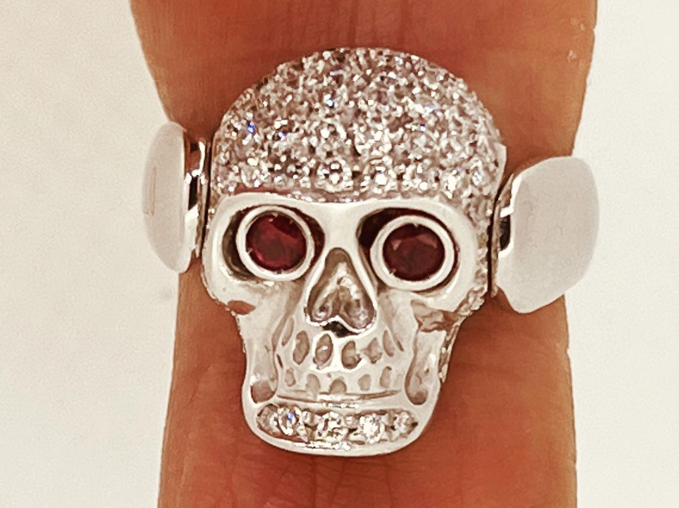 Gavello 18 Carat White Gold and 0.7 Carat Diamond Skull Ring with Ruby Eyes In Excellent Condition For Sale In London, GB