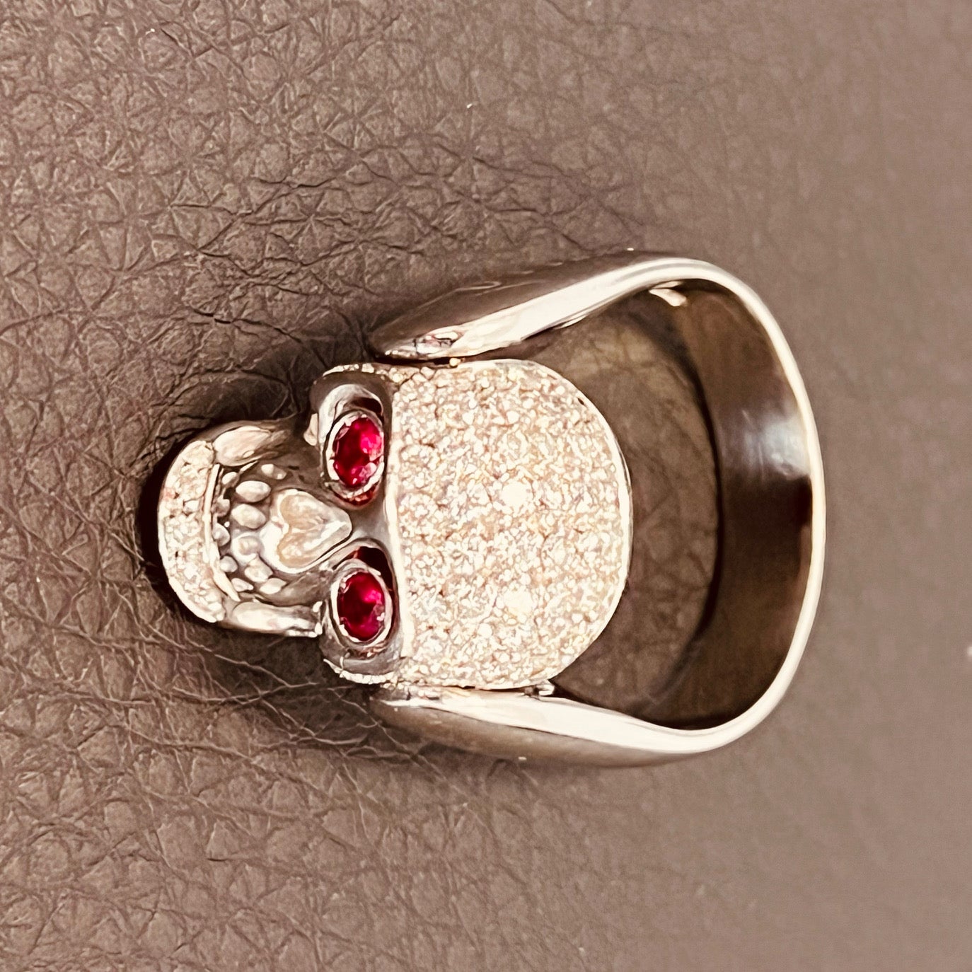 Gavello 18ct white gold and diamond skull ring – the articulated pave’ set skull with ruby eyes and completely diamond set. The reverse with red enamel detail. Ring size is: N1/2 (UK), 54.5 (EU), 7.25 (US), 17.,3mm (inside ring diameter), 54.4mm
