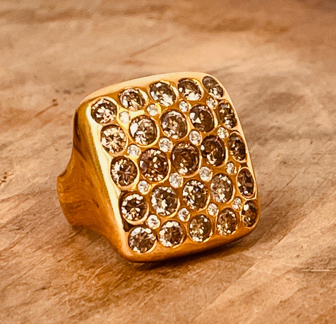 GAVELLO Ring aus 18 Karat Gelbgold in Kissenform, besetzt mit braunen, hellbraunen und weißen Diamanten. Größe des Kissens: 27mm x 28mm (2,7cm x 2,8cm). Das Gesamtgewicht der Diamanten beträgt etwa 8cts. Bruttogewicht von 29 Gramm. Auf den Schultern
