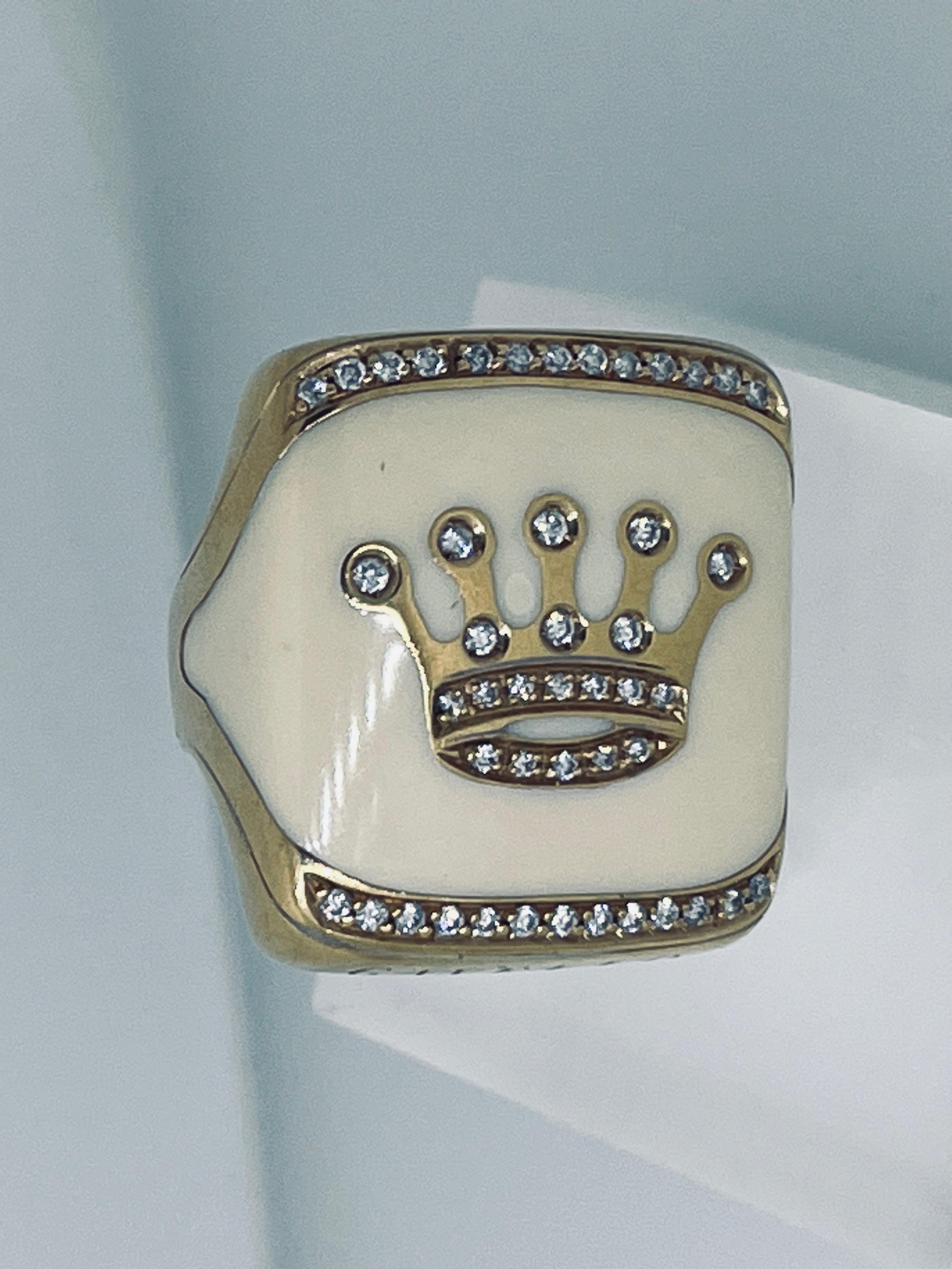 Kronenring aus 18 Karat Gold von Gavello (einem italienischen Designer), mit Emaille und Diamanten besetzt, ca. 0,4 Karat, Gesamtgewicht 22,7 Gramm. Der Ring ist in der Größe veränderbar. Größe ist: K1/2 (UK), 51 (EU), 5.75 (US), 16.1mm