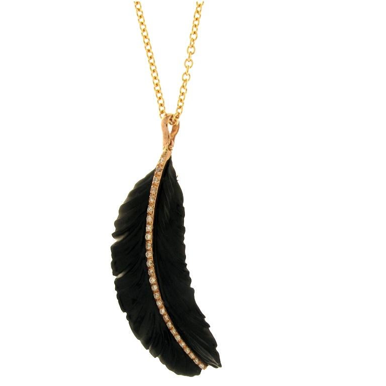 Contemporary sculptured pendant in 14k rose gold. The jewel features a fuchsia essenza feather pendant and 0.35ct white diamonds, on 80cm silver gold-plated chain. Pendant available in black, white and turquoise. Signed and hallmarked Gavello. The