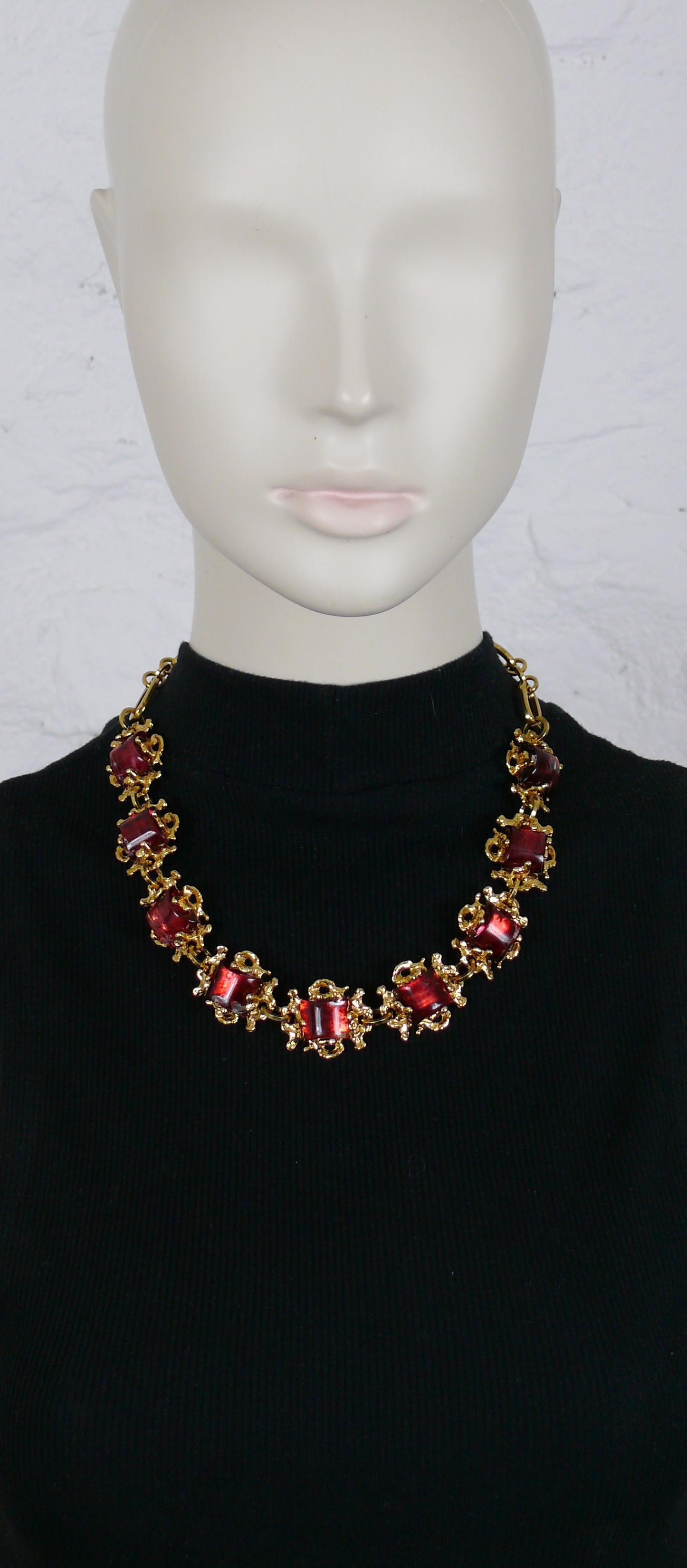 GAVILANE Paris vintage goldfarbenes Gliedercollier mit roten Glascabochons.

ICE CUBE collection.

Gezeichnet GAVILANE Paris.

Das Haus GAVILANE ist eine französische Luxusmarke, die 1987 von GAVILANE ABADIE und JEAN-PHILIPPE MOLLEREAU gegründet
