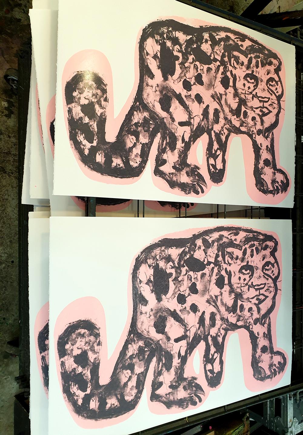 Pantera rosa, Impresión hecha a mano, Impresión animal, Arte pantera, Animal rosa - Print Beige de Gavin Dobson