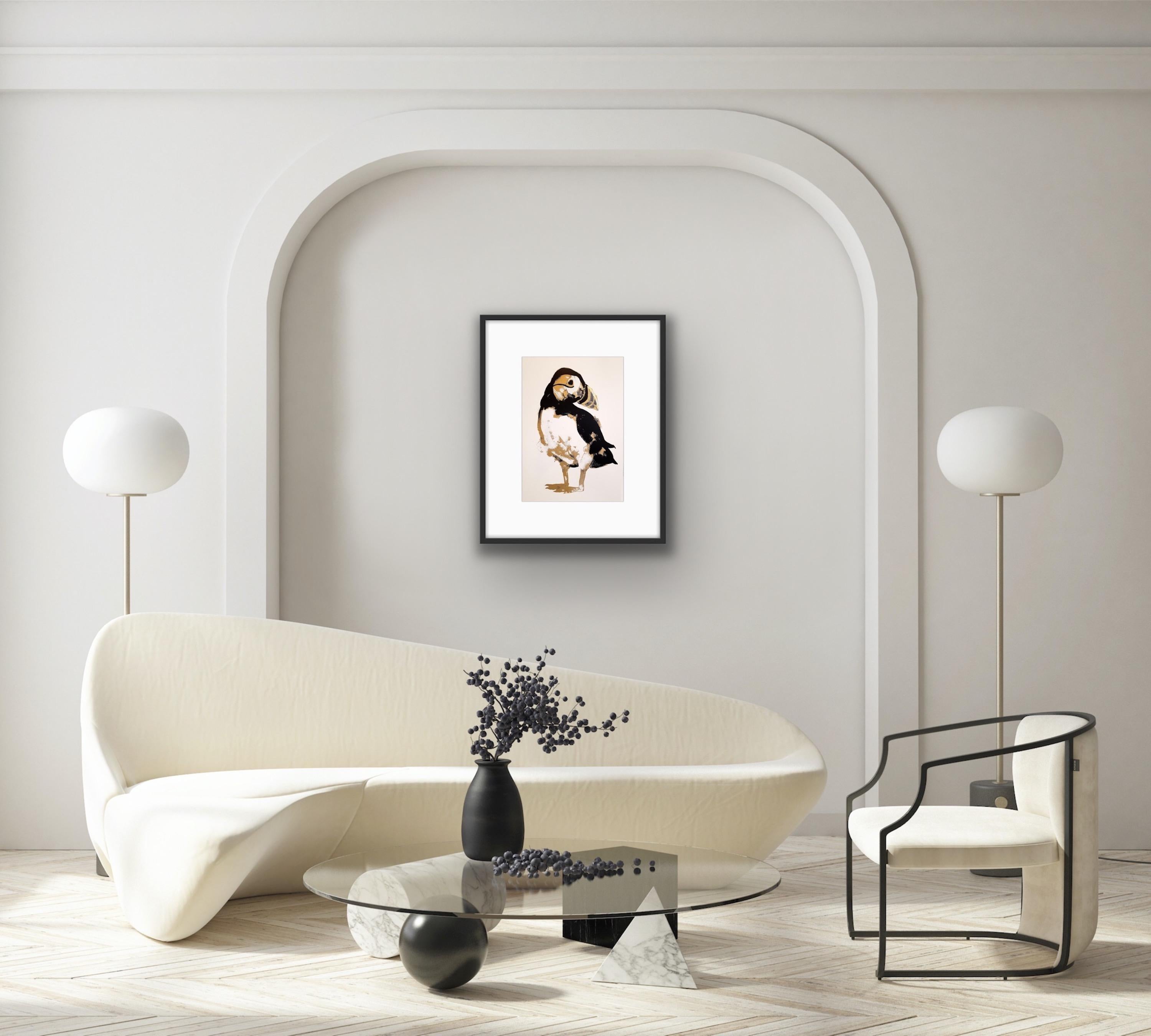 Puffin Gold, Stampa in edizione limitata, Stampa di uccelli, Arte contemporanea fatta a mano - Print di Gavin Dobson