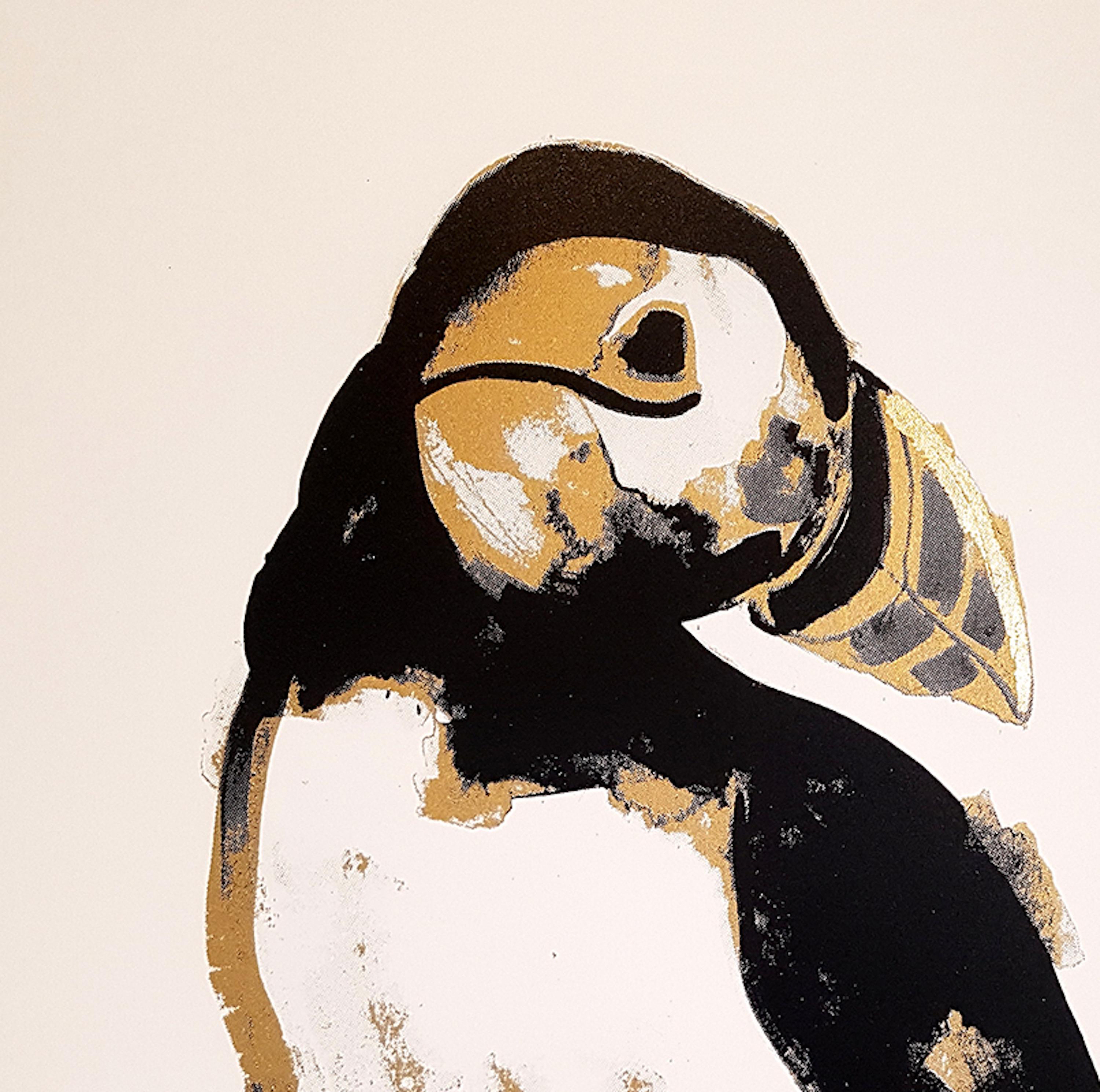 Puffin Gold, Stampa in edizione limitata, Stampa di uccelli, Arte contemporanea fatta a mano - Animal Print Beige di Gavin Dobson