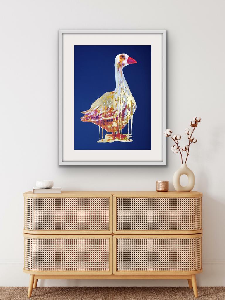 The Golden Goose, Arte animal, Arte pájaro, Arte azul y dorado, Arte declaración - Print de Gavin Dobson