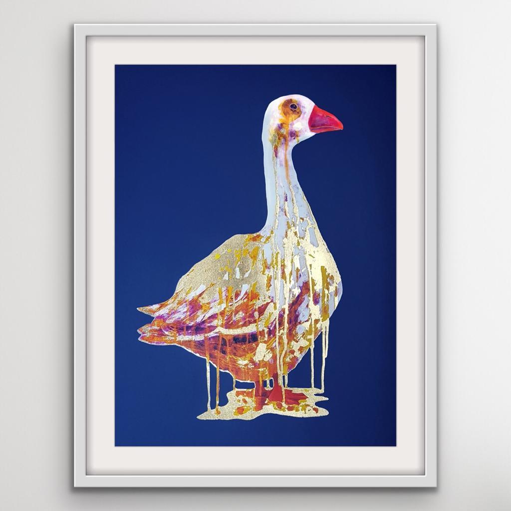 The Golden Goose, Arte animal, Arte pájaro, Arte azul y dorado, Arte declaración - Print Contemporáneo de Gavin Dobson