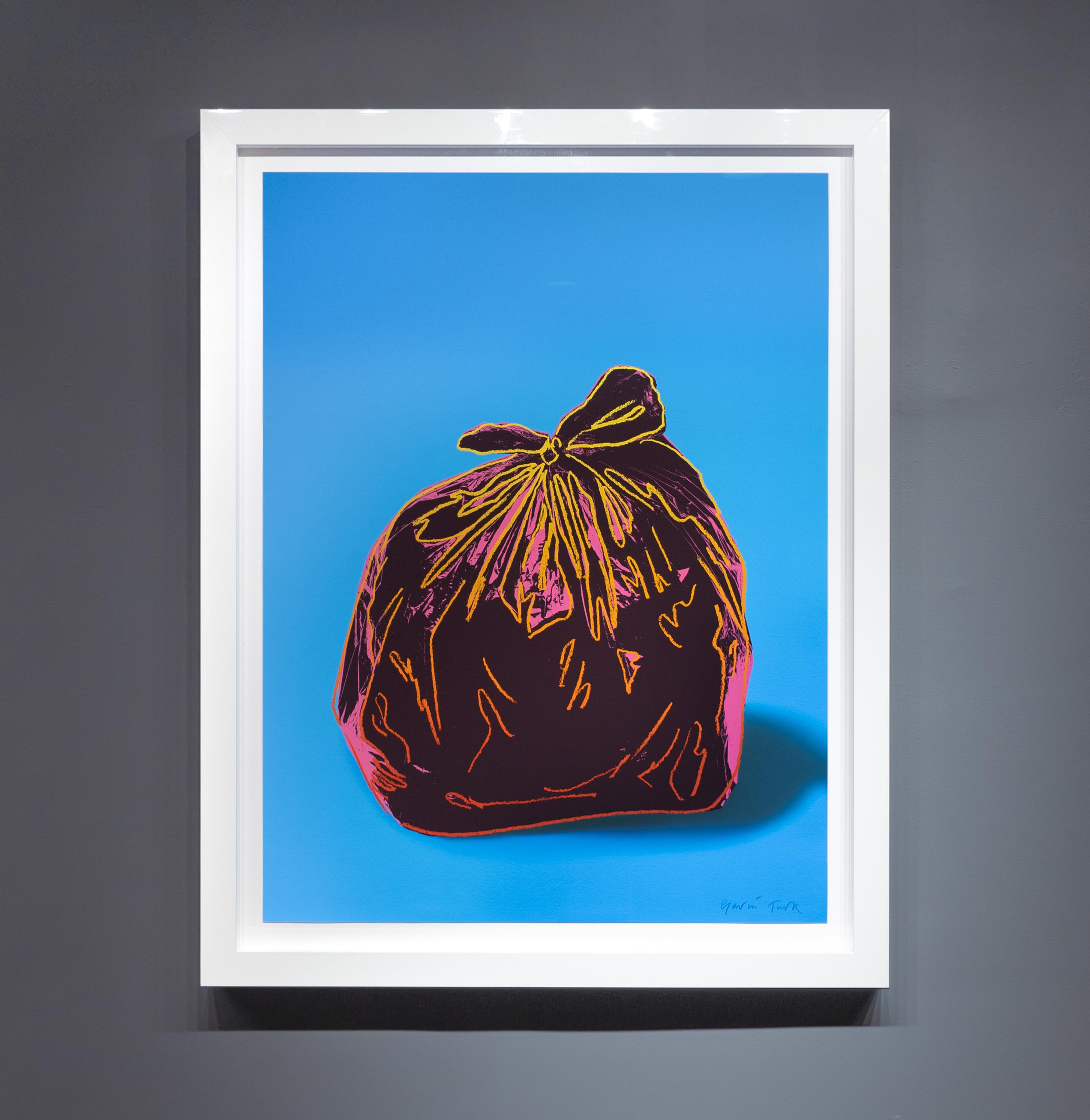 'Blue Trash' è una vibrante stampa pop del maestro contemporaneo Gavin Turk. Le tonalità blu, arancioni, rosse e gialle conferiscono a quest'opera un'energia giocosa. 'Blue Trash' è un'edizione 7 di 30 esemplari ed è firmata e numerata dall'artista.