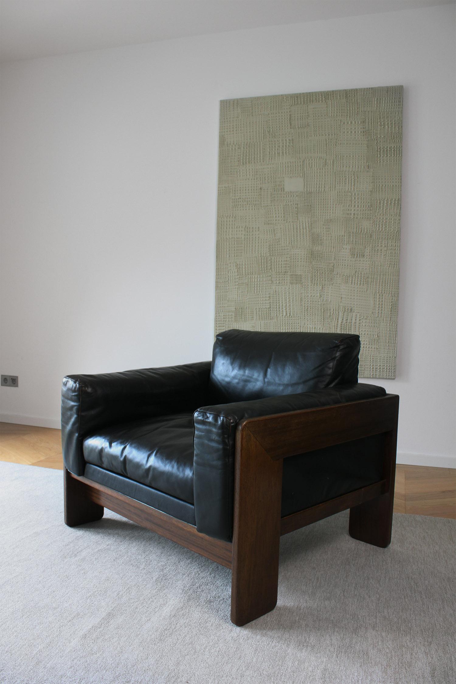 Knoll /Gavina Poltrona Bastiano di Afra & Tobia Scarpa in pelle nera Nutwood 1