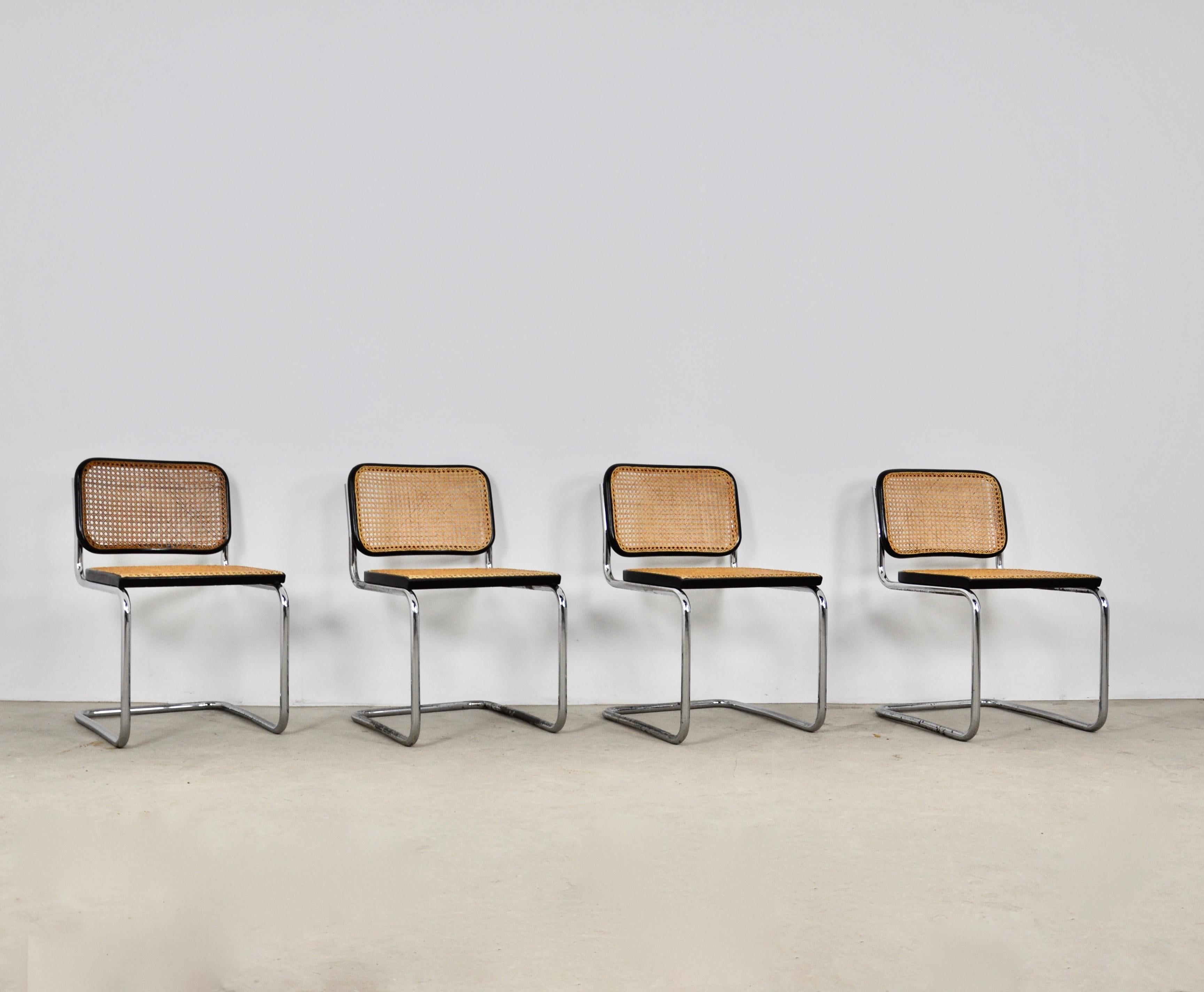 Serie de 4 chaises en metal, bois et cannages. usure sur les chromes ( voir photo) usure due au temps et l age des chaises. 
Hauteur assise 46 cm.