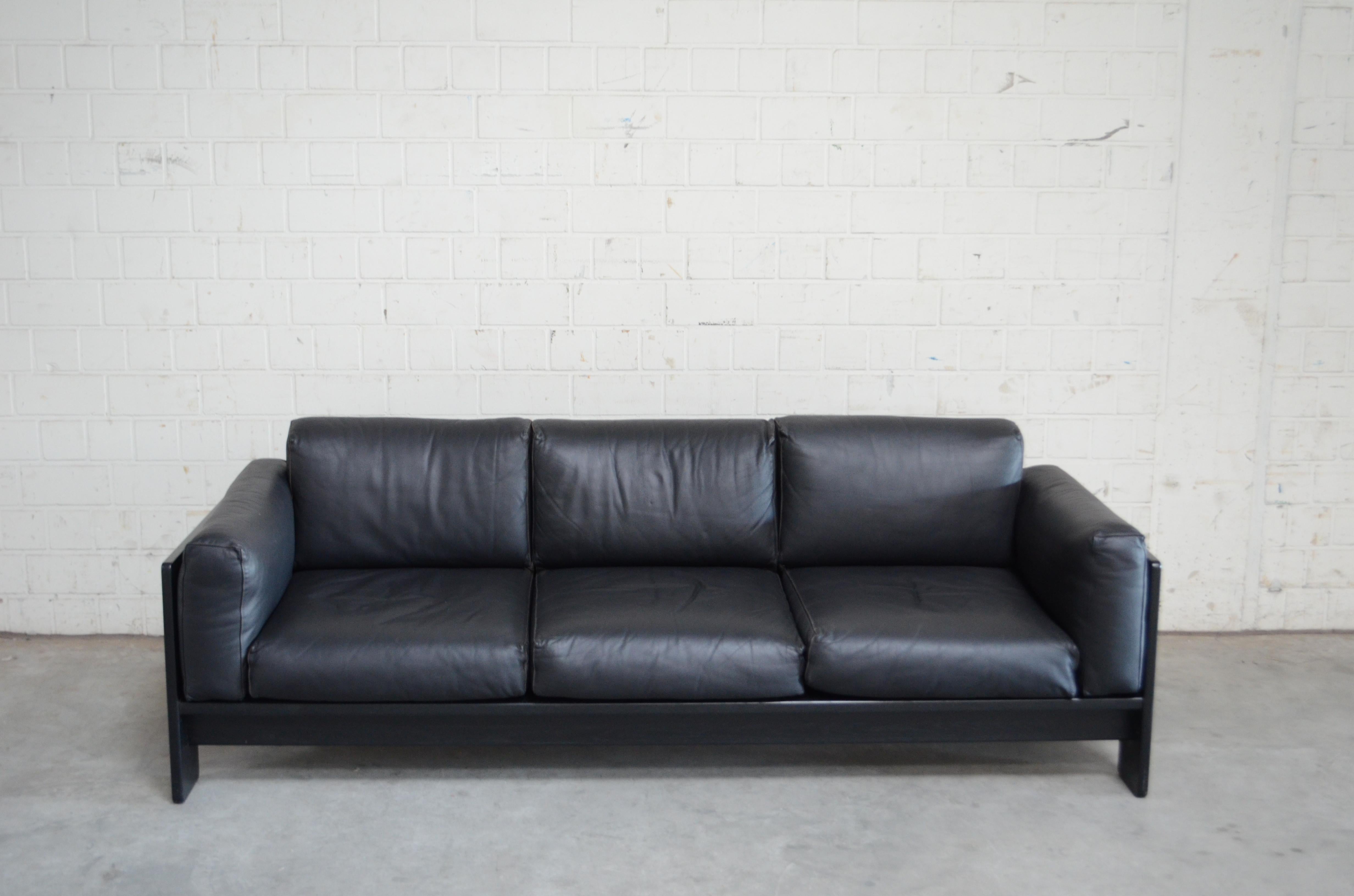 Bastiano leather sofa in black Semianiline leather.
Made by original producer Gavina in 1968.
It has a black lacquered woodframe.
In mint condition.