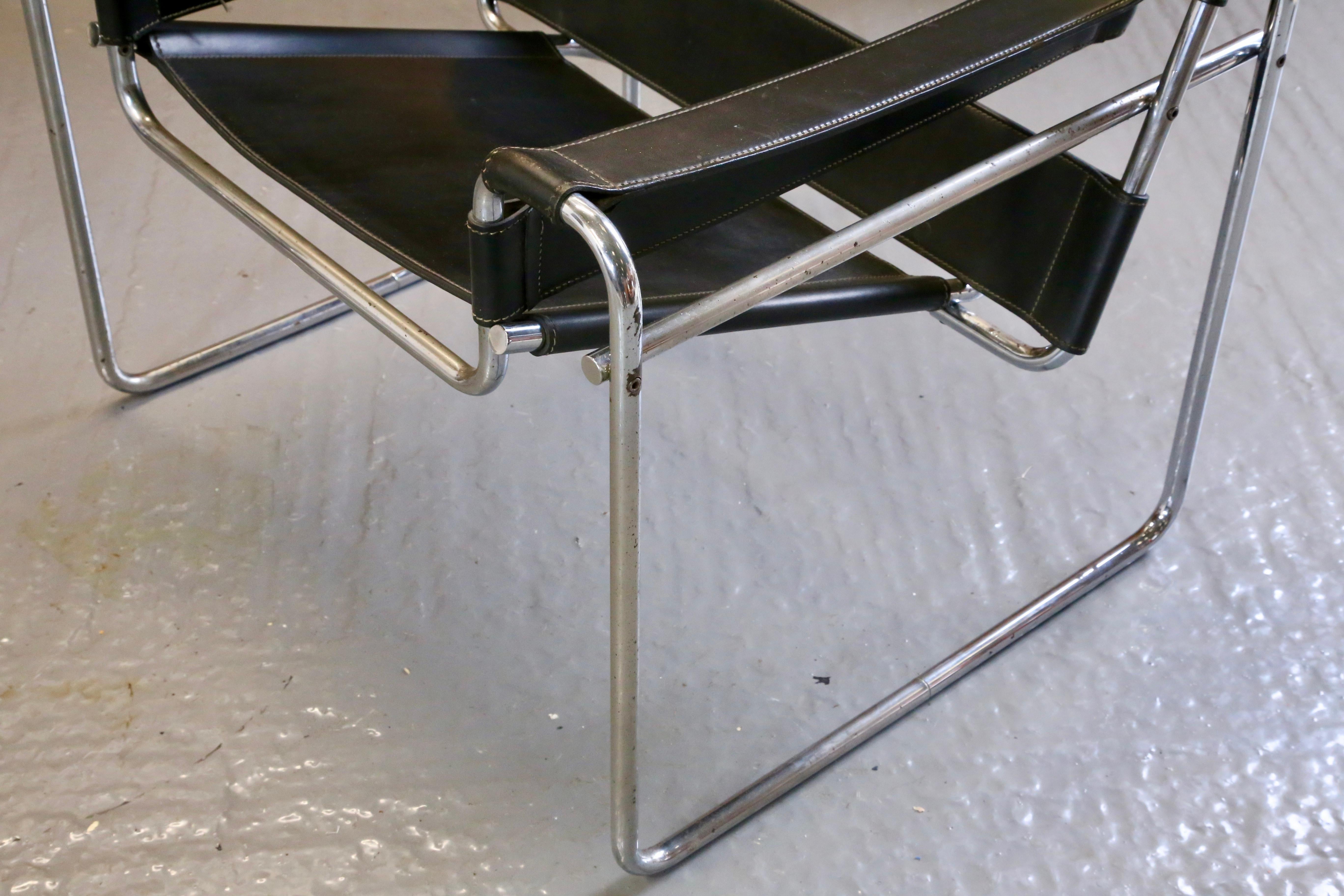 Gavina, rare paire de fauteuils italiens en cuir noir Wassily B3 Design du milieu du siècle dernier en vente 12