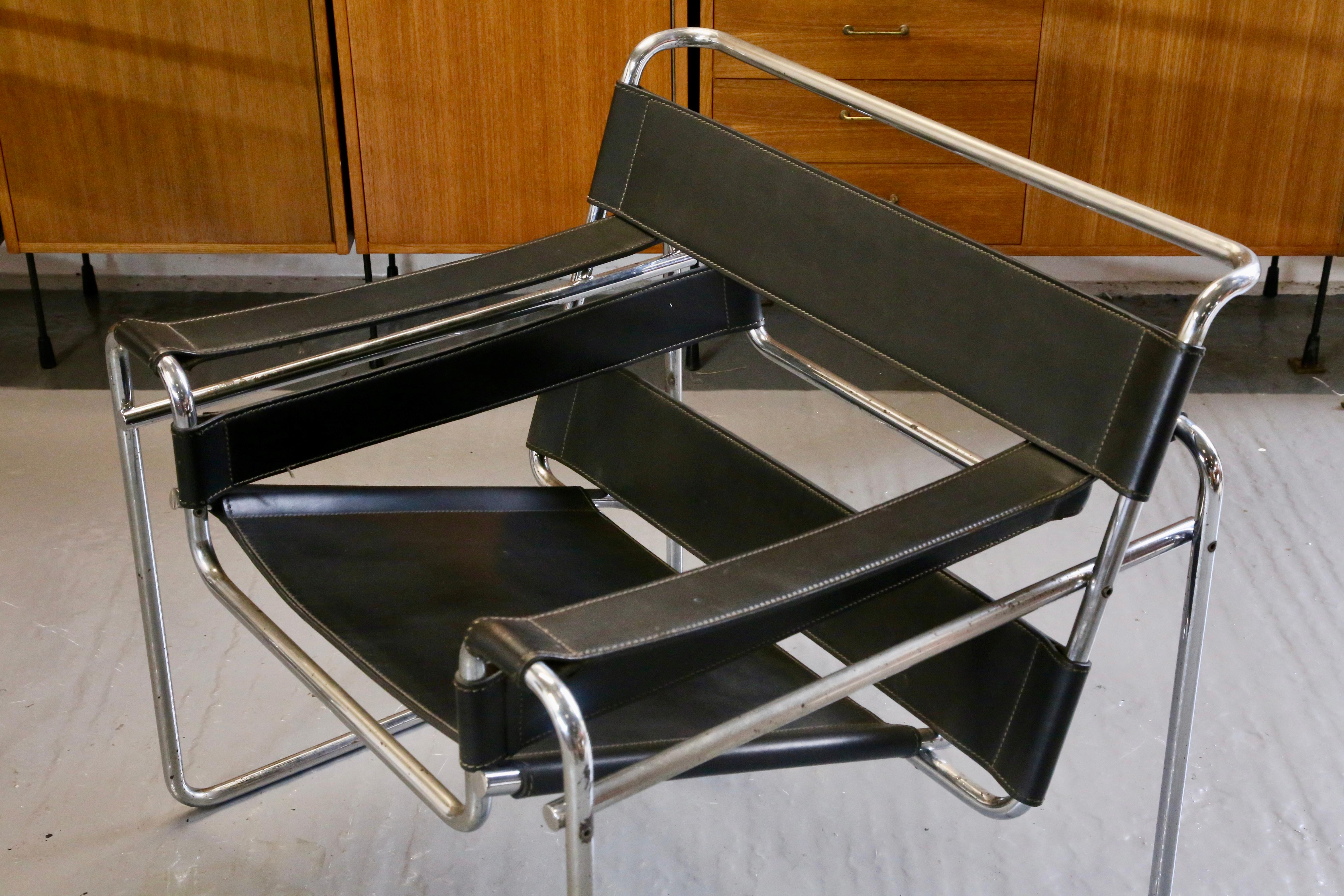 Gavina, seltenes Paar italienische Sessel aus der Mitte des Jahrhunderts, Wassily B3 Design, schwarzes Leder im Angebot 13