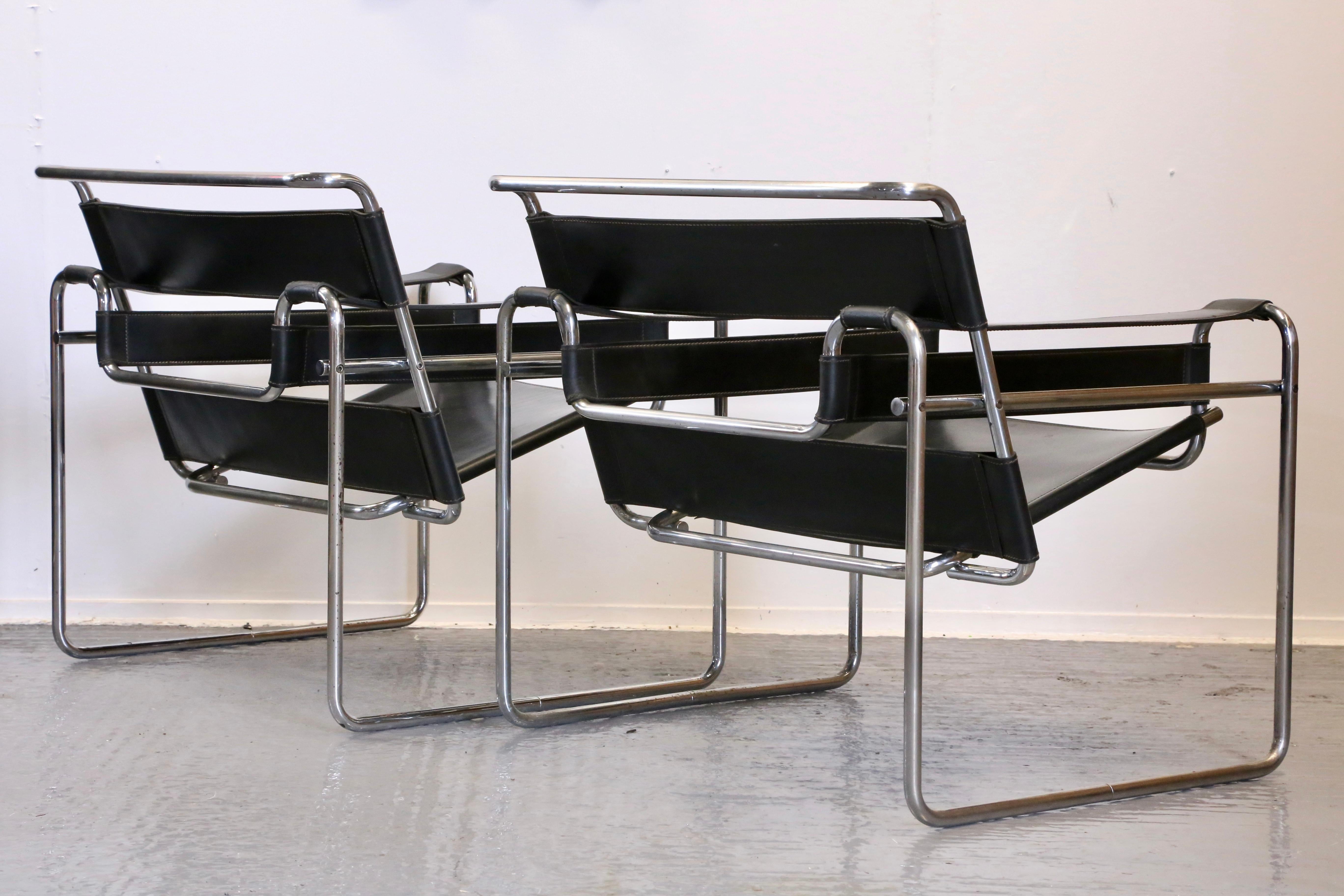 Cuir Gavina, rare paire de fauteuils italiens en cuir noir Wassily B3 Design du milieu du siècle dernier en vente