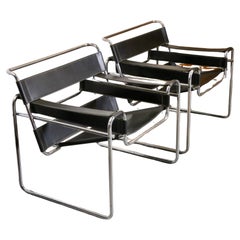 Gavina, rare paire de fauteuils italiens en cuir noir Wassily B3 Design du milieu du siècle dernier