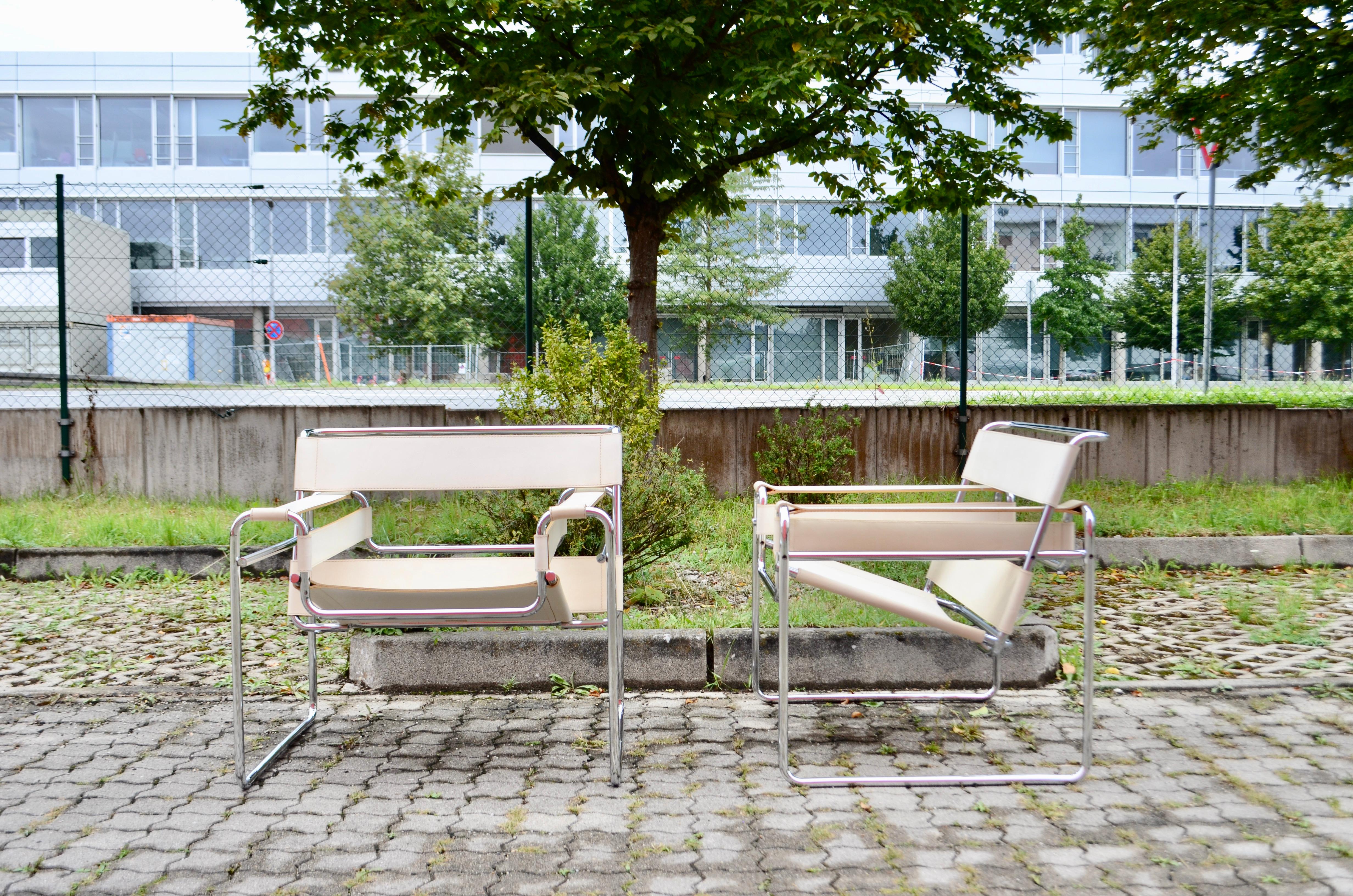 Sedia Gavina Wassily B3 in pelle vintage bianca di Marcel Breuer 1 di 2 in vendita 3
