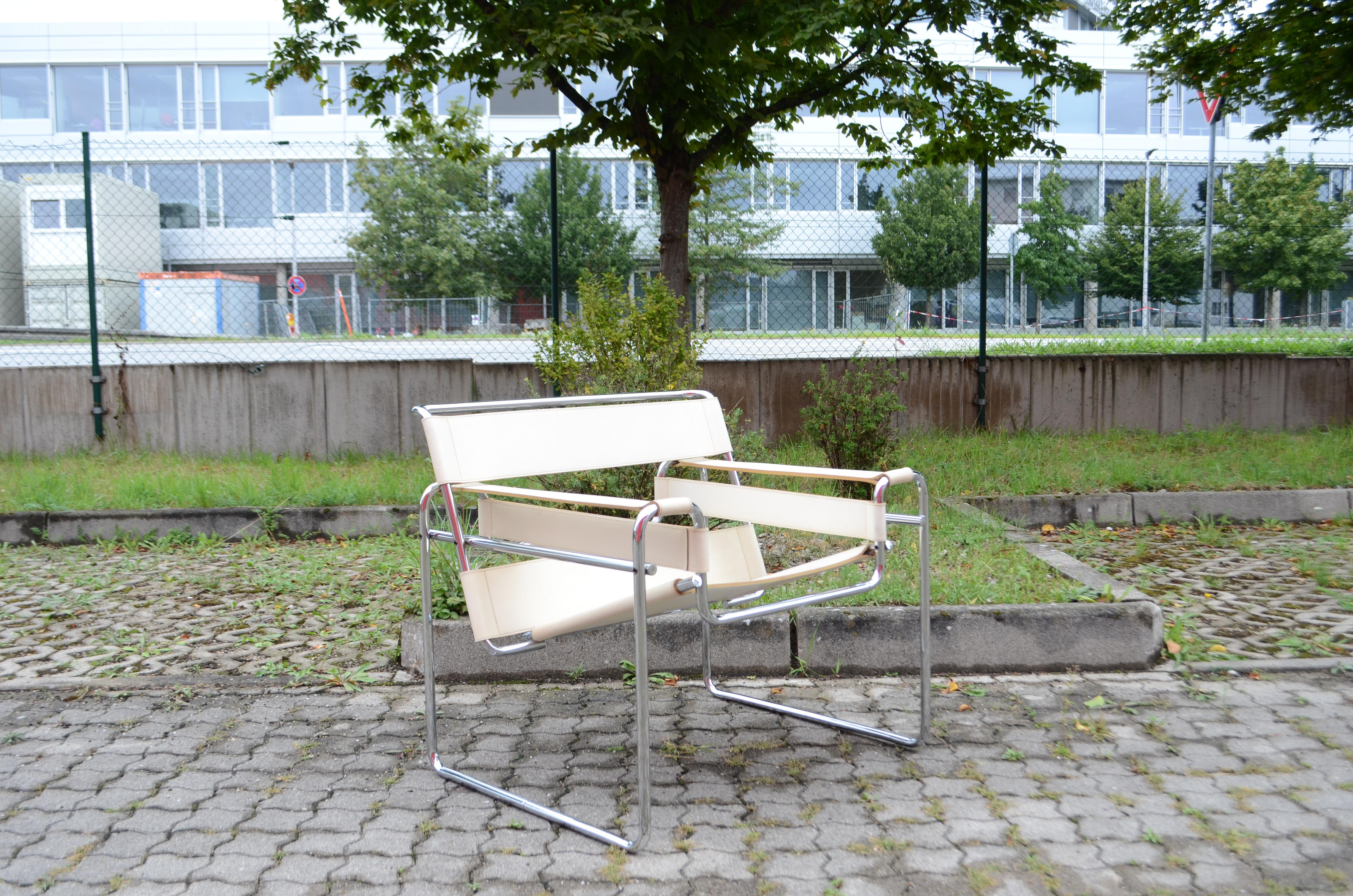 Questa vecchia sedia vintage Wassily Model B3, in acciaio tubolare cromato e pelle bianca, è stata disegnata da Marcel Breuer e prodotta da Gavina.
Si tratta di un'edizione precedente al 68. Presenta un po' di patina sui braccioli e sul sedile in