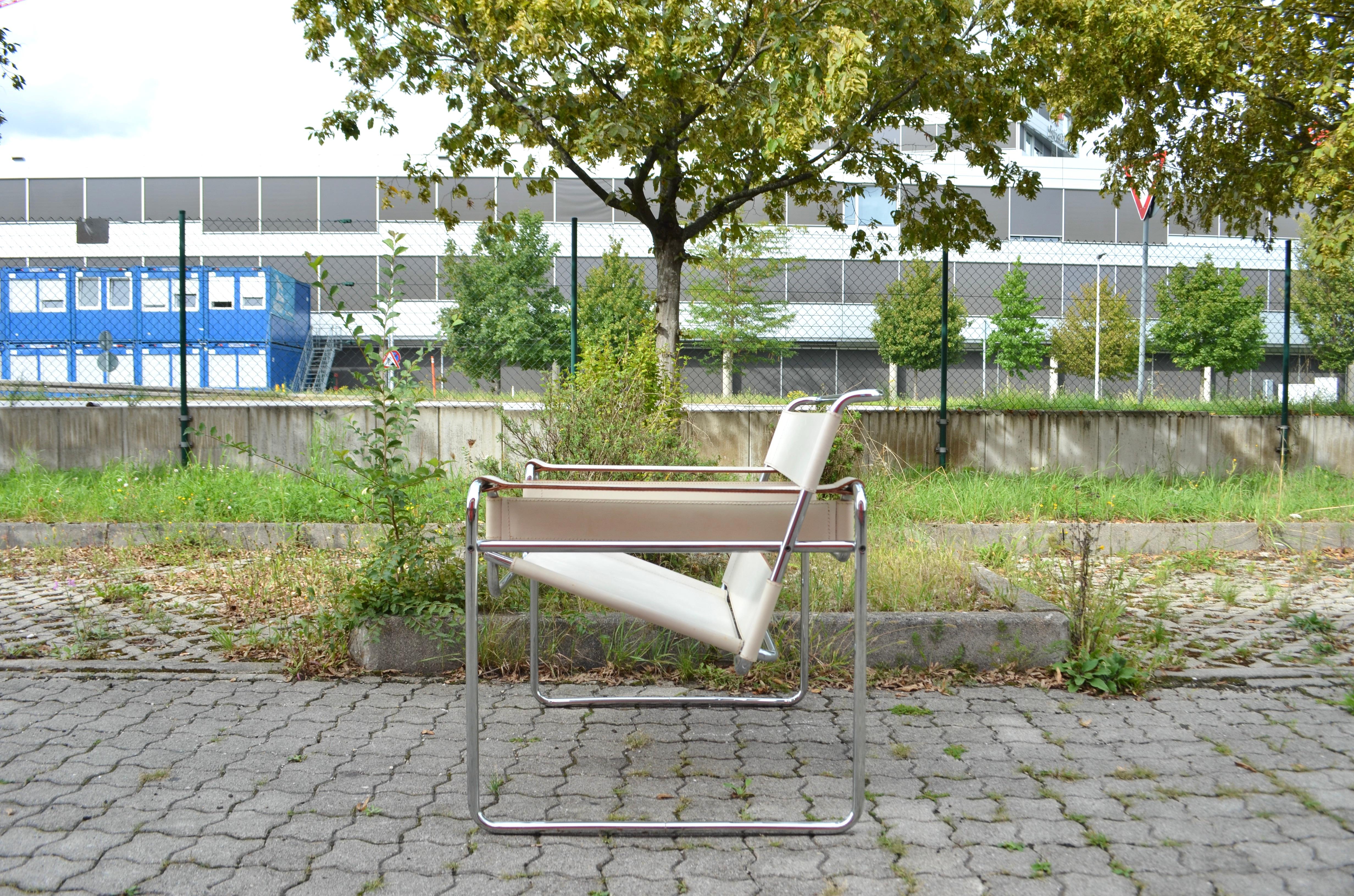 Bauhaus Gavina Wassily Chair B3 Vintage Leather White by Marcel Breuer 1 of 2 For Sale