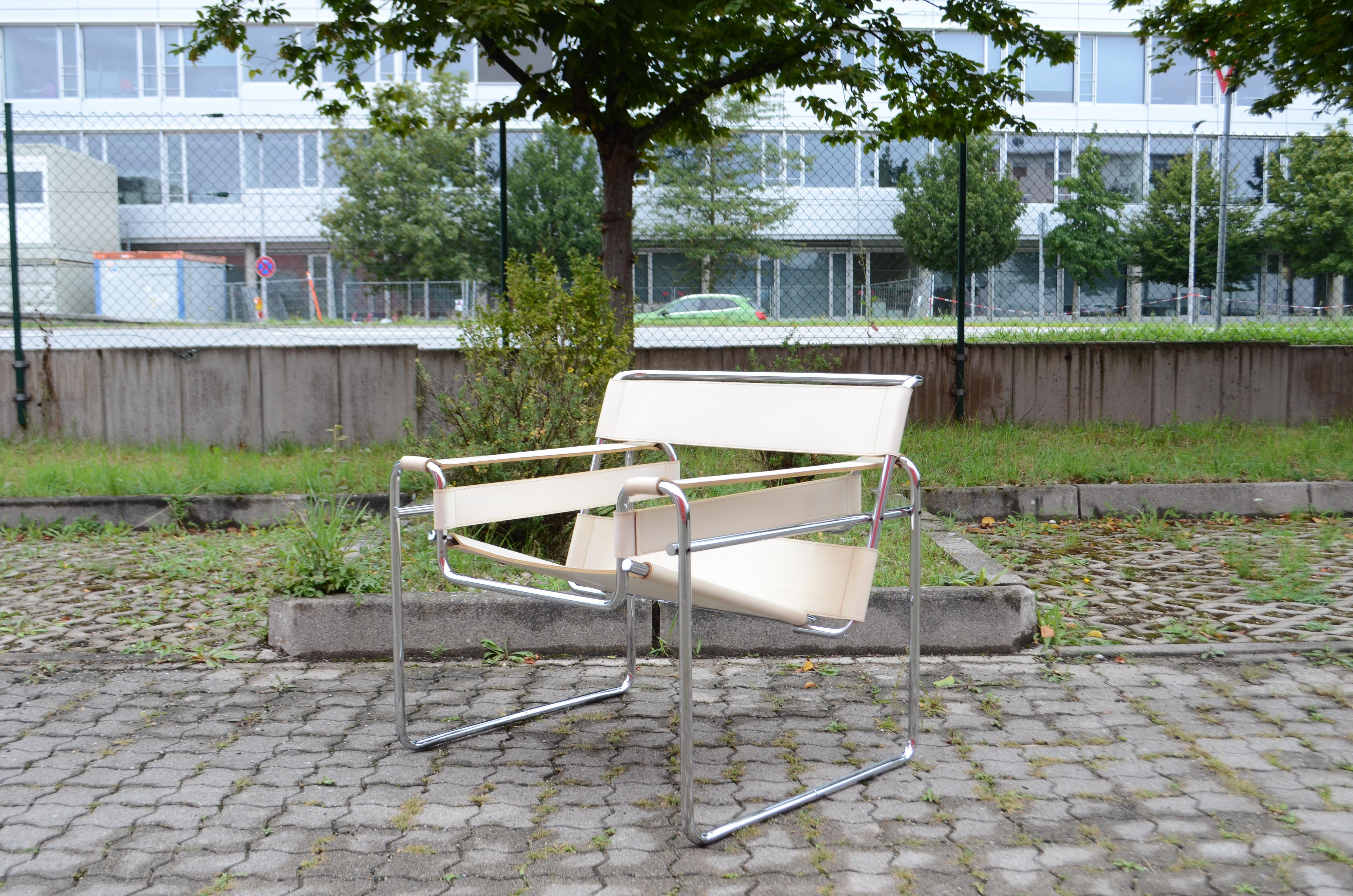 Italiano Sedia Gavina Wassily B3 in pelle vintage bianca di Marcel Breuer 1 di 2 in vendita