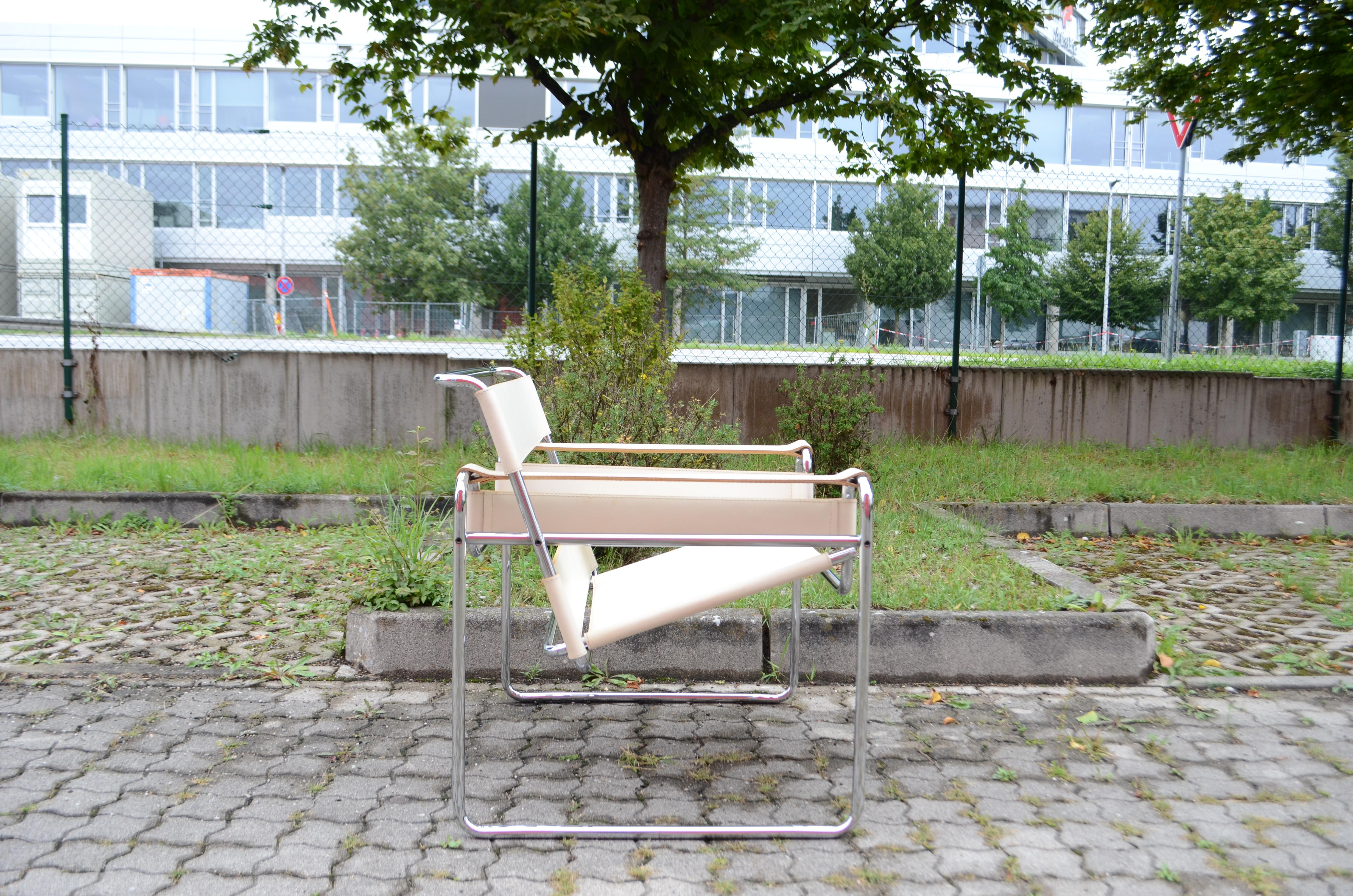XX secolo Sedia Gavina Wassily B3 in pelle vintage bianca di Marcel Breuer 1 di 2 in vendita