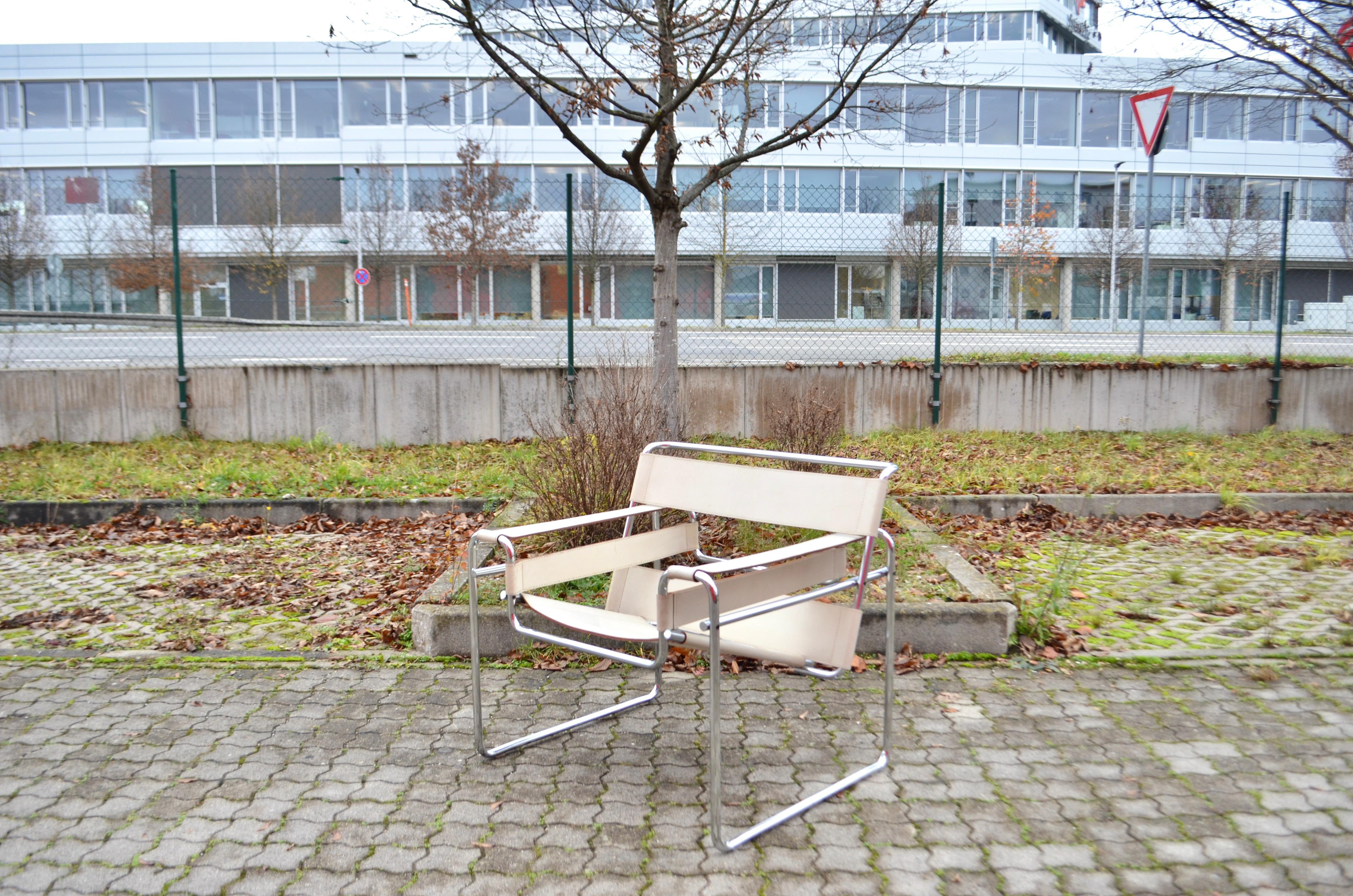 Cette ancienne chaise Vintage Wassily modèle B3, en acier tubulaire chromé et cuir blanc, a été conçue par Marcel Breuer et produite par Gavina.
Il s'agit d'une première édition avant 68. Il présente une certaine patine sur les accoudoirs et sur le