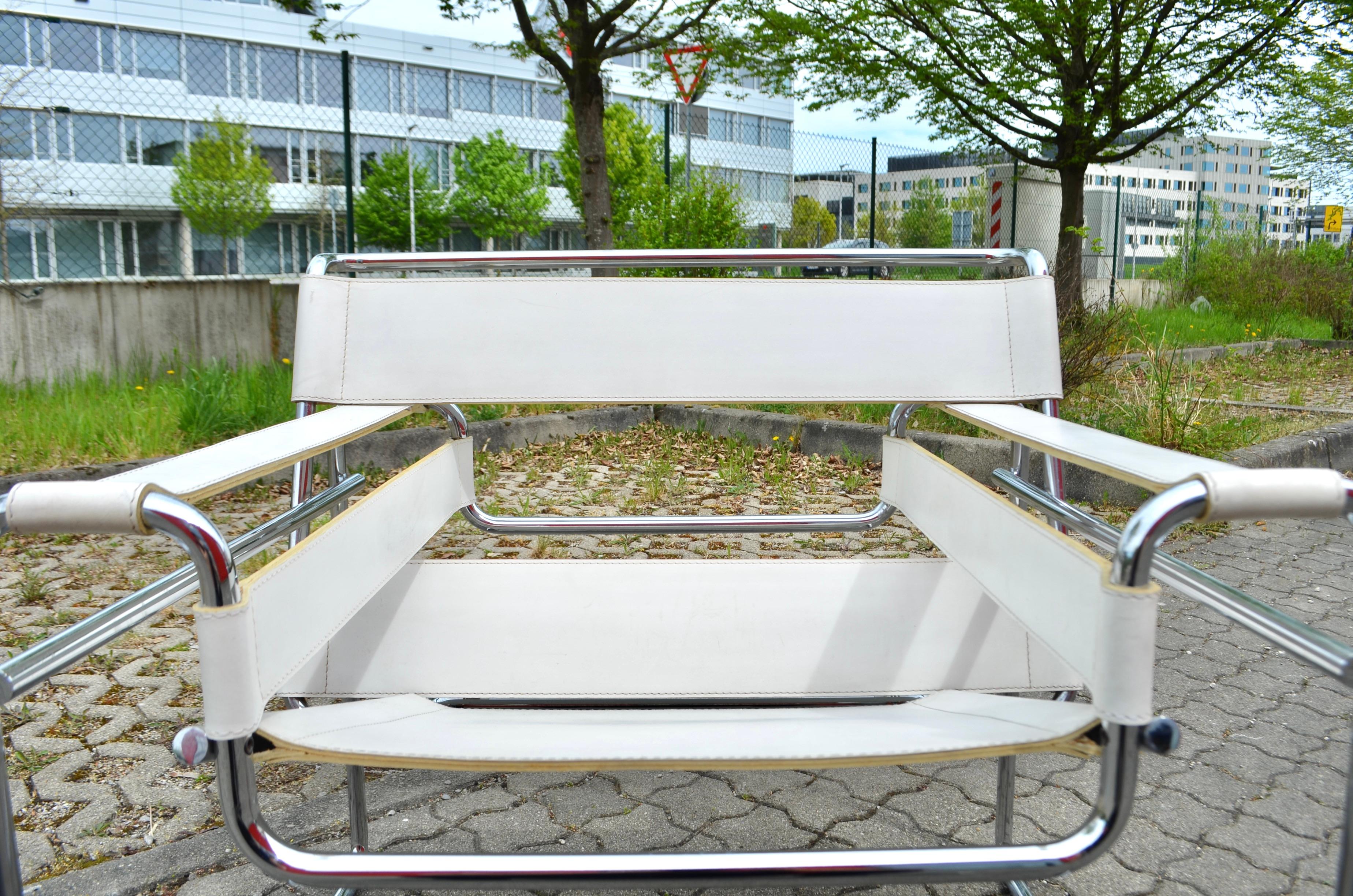 Gavina Wassily Chair B3 Vintage Leather White by Marcel Breuer For Sale 2
