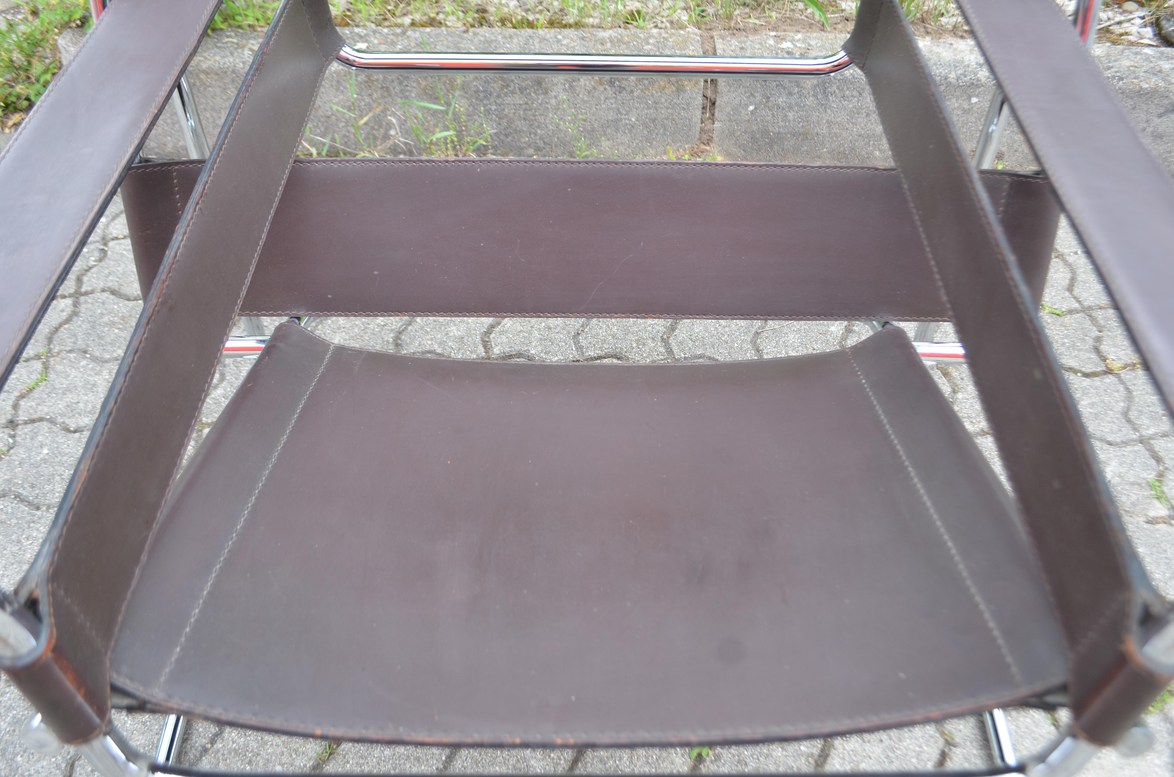 Gavina Wassily Chair B3 Design by Marcel Breuer Dark Brown Saddle Leather In Good Condition For Sale In Munich, Bavaria