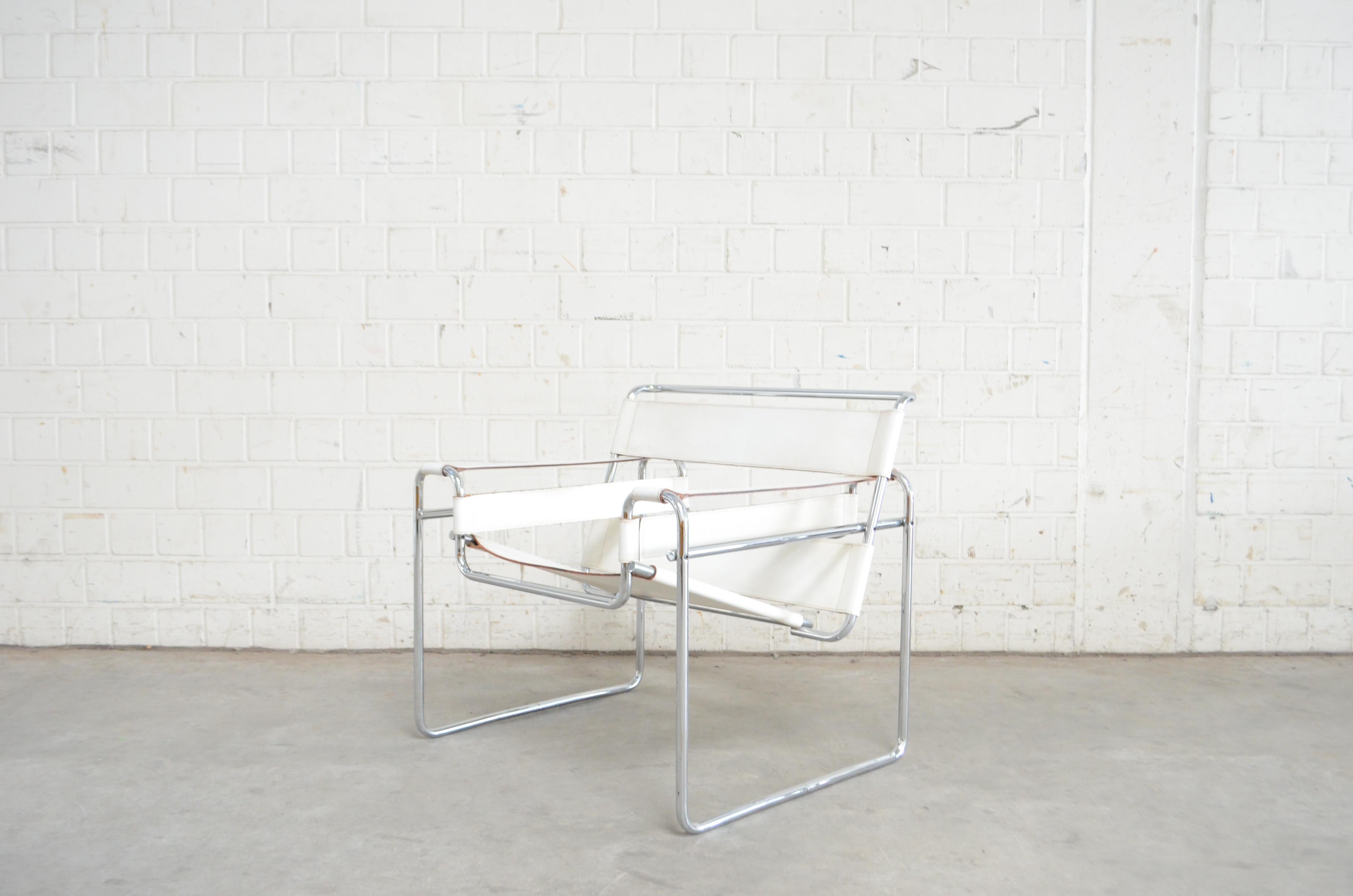 Gavina Wassily Chair Leather White by Marcel Breuer In Fair Condition In Munich, Bavaria