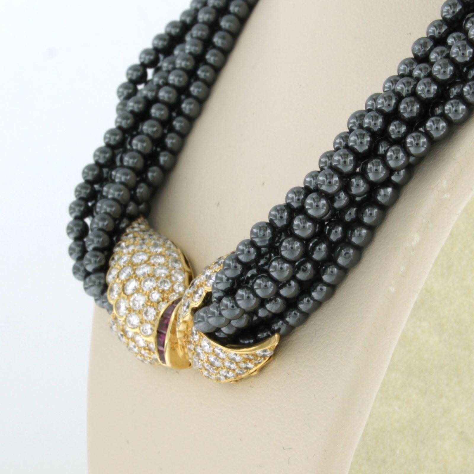Gay Freres - Chiusura in oro giallo 18k con centro in oro con rubino e diamanti taglio brillante. 7,00ct - F/G - VS/SI - su una collana di perle di ematite - 45 cm di lunghezza

descrizione dettagliata

La collana è lunga 45 cm e larga 1,1 cm.

la