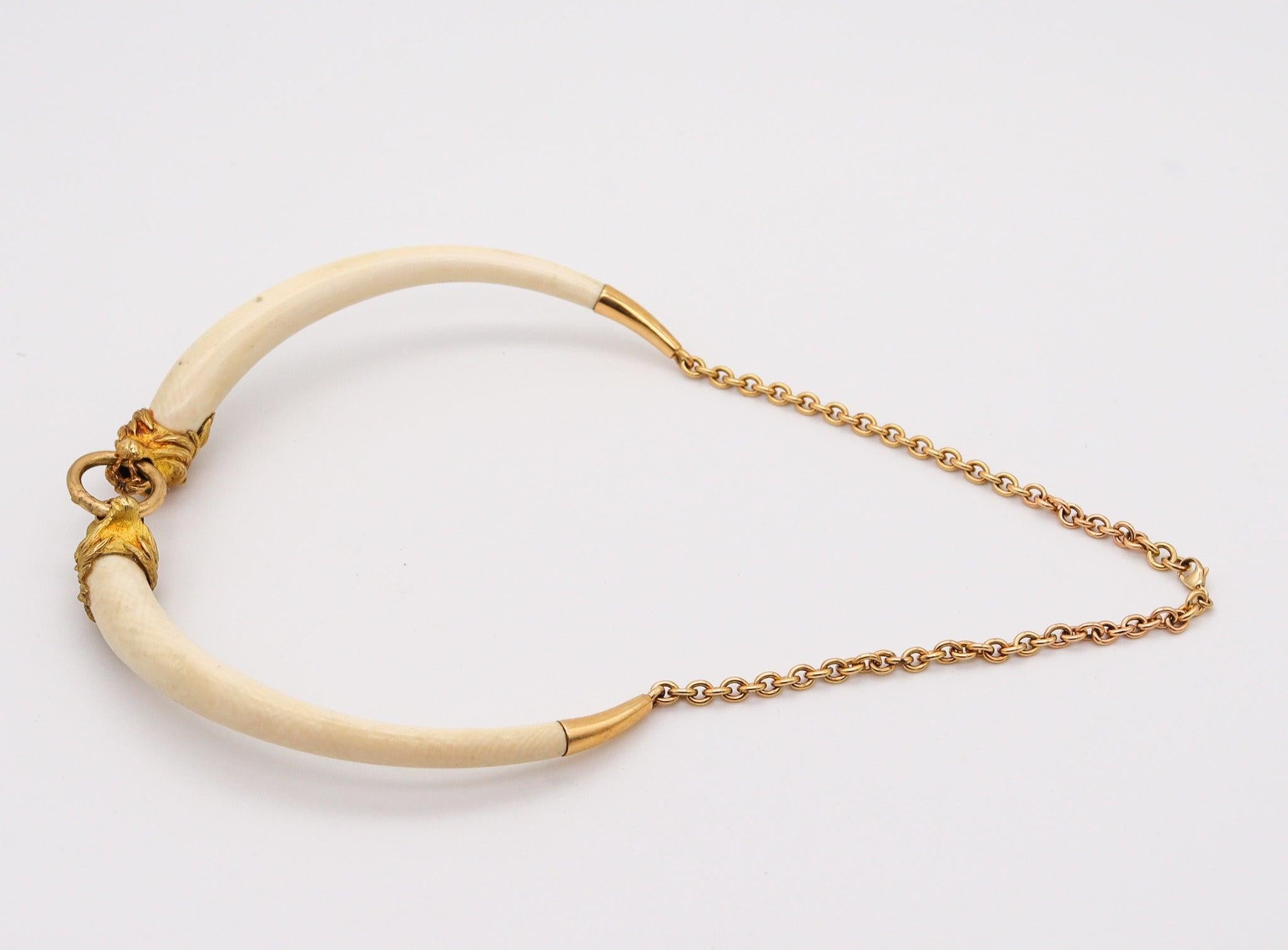 Women's GAY FRERES 1960 Paris Felines Necklace In 18Kt Yellow Gold With Emeralds For Sale