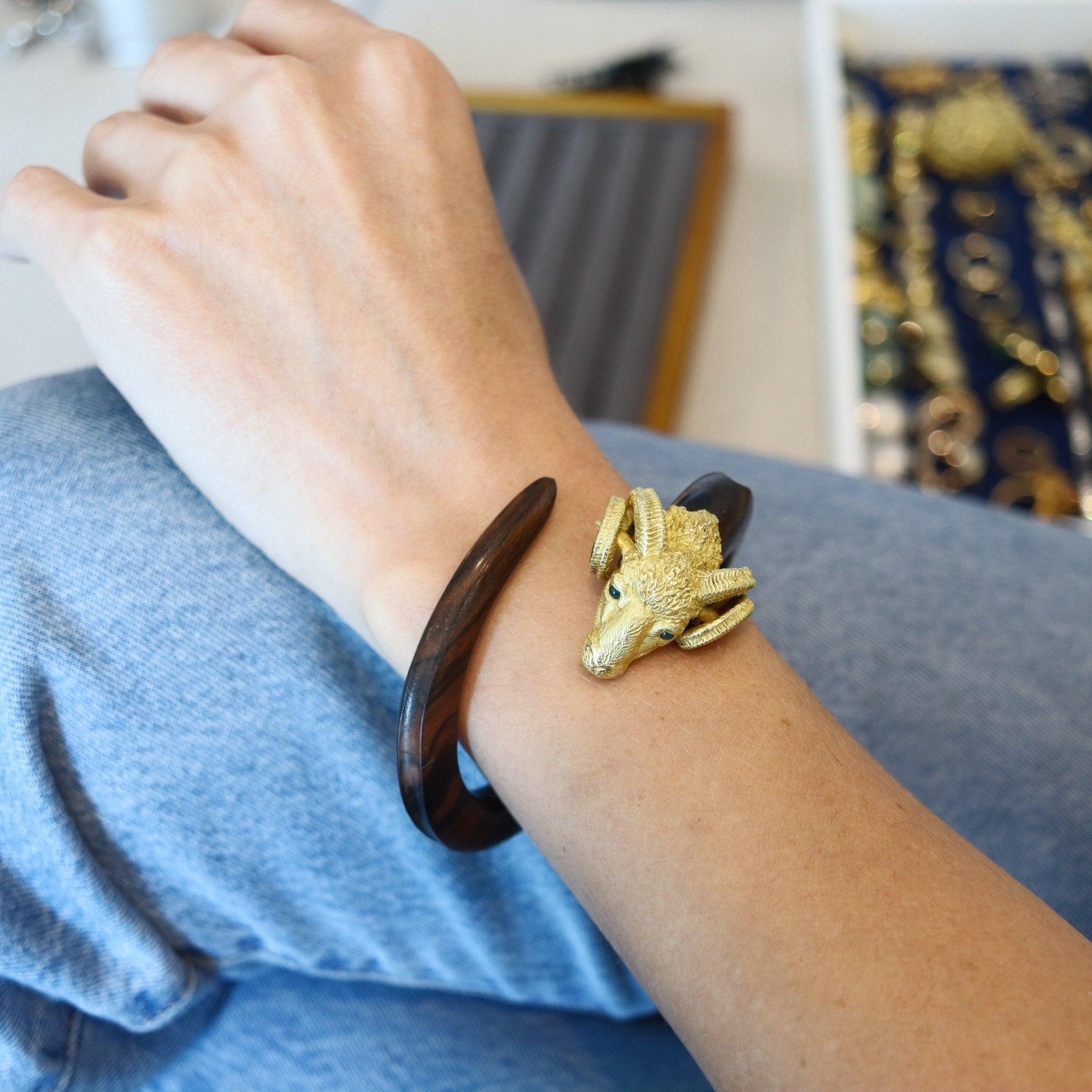 Magnífico brazalete diseñado por Gay Freres.

Se trata de una fabulosa pulsera brazalete modernista creada en París, Francia, a finales de mediados de siglo, en 1970. La hermosa pulsera de carnero fue elaborada por Gay Freres con piezas de madera