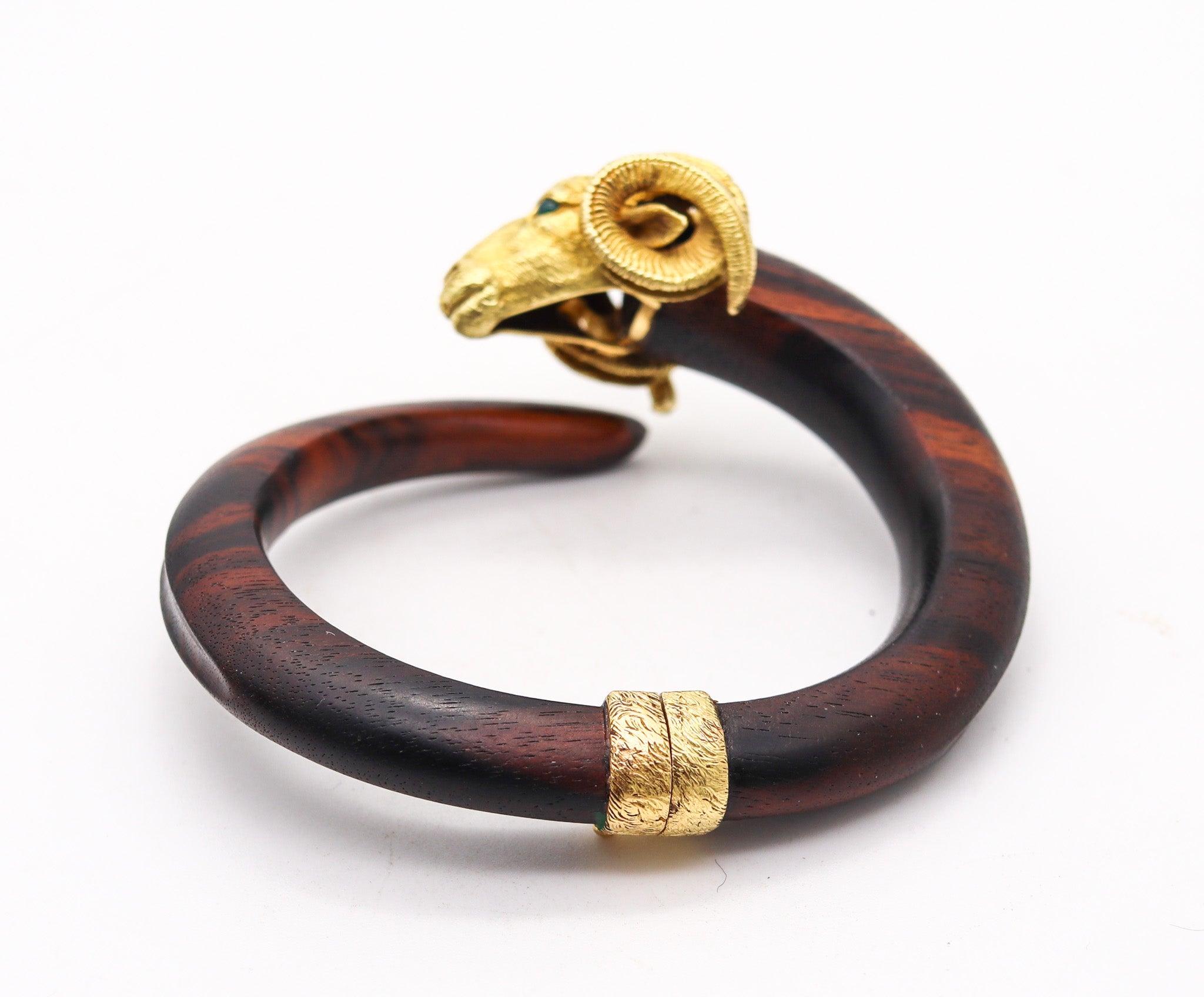 GAY FRERES 1970 Francia Pulsera de Madera de Carnero del Zodiaco en Oro de 18 Kt con Esmeraldas Modernista en venta
