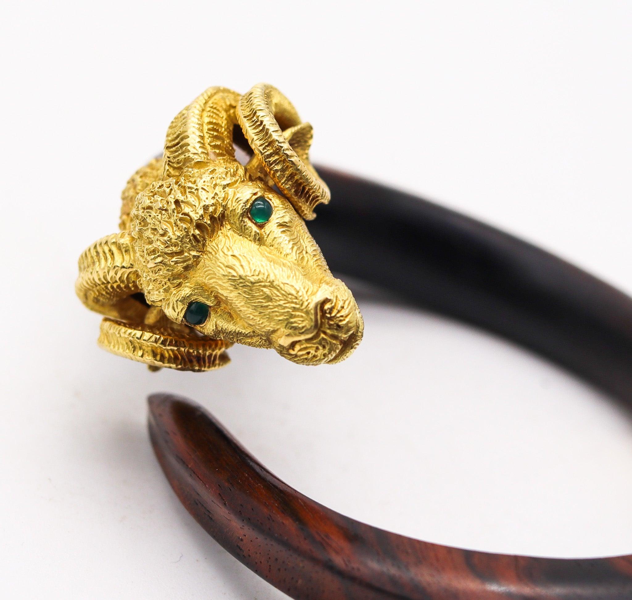 GAY FRERES 1970 Francia Pulsera de Madera de Carnero del Zodiaco en Oro de 18 Kt con Esmeraldas Cabujón en venta