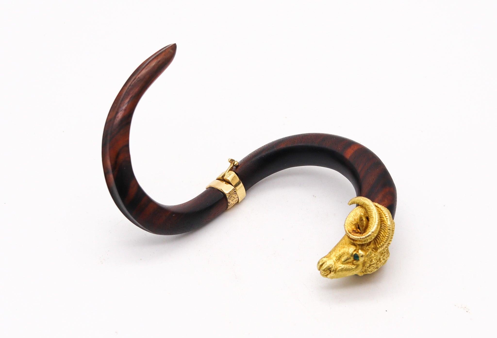 GAY FRERES 1970 Francia Pulsera de Madera de Carnero del Zodiaco en Oro de 18 Kt con Esmeraldas en Excelente estado para la venta en Miami, FL